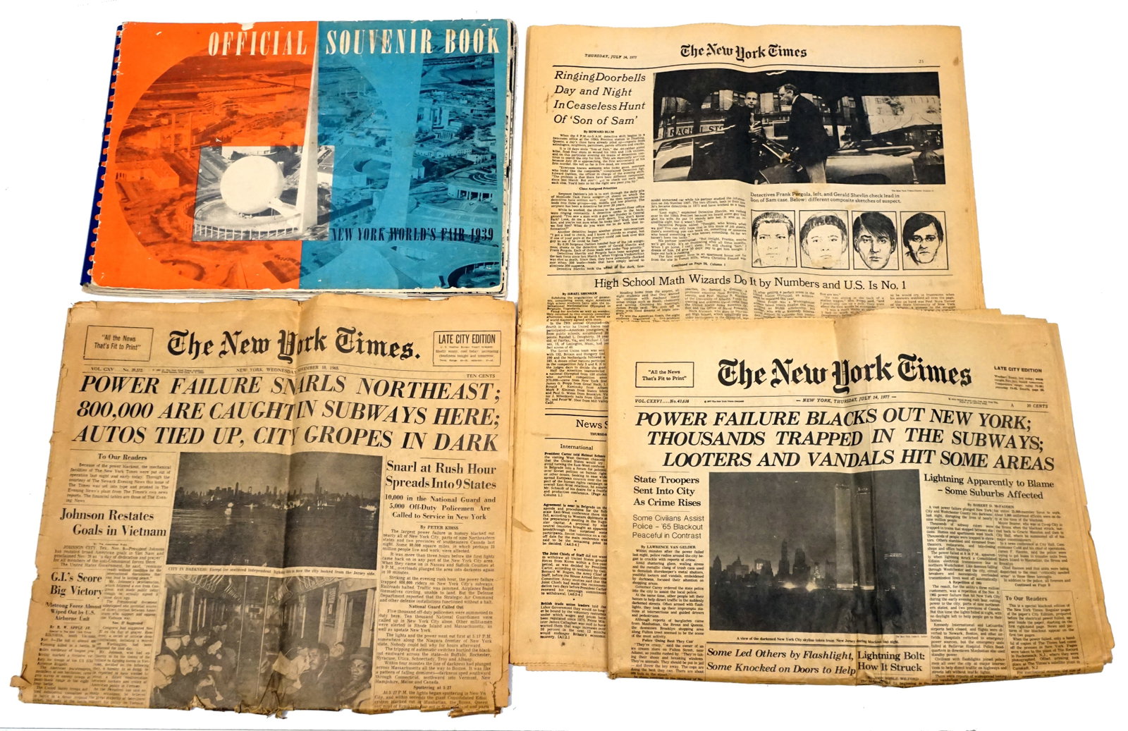 Book set: Lot de livres Livre souvenir officiel de l'Exposition universelle de New York de 1939 et 2 journaux originaux du New York Times Blackout (Vol. CXV, 10 novembre 1965) / (Vol. CXXV, 14 juillet 1977)