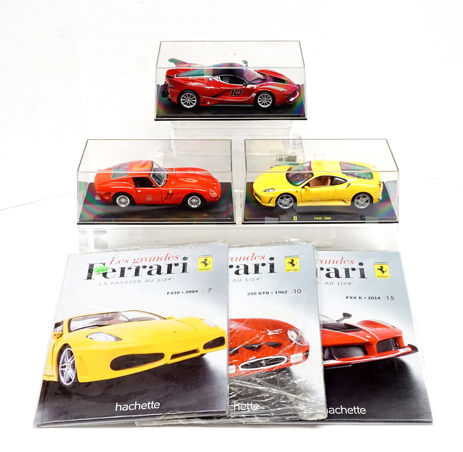 Hachette - The great Ferrari: Hachette Les Grandes Ferrari 3 Voitures 1/24, 1962 250 GTO #10, 2004 F430 #7, 2014 FXX K #15 accompagnées de leur livre respectifs. Tous fait de métal injecté (die-cast) Rapport de
