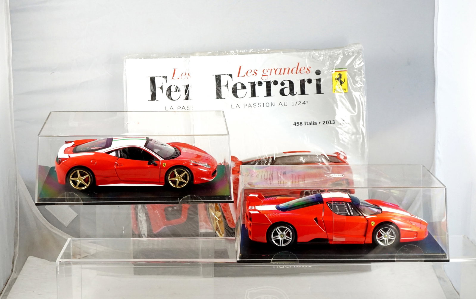 Hachette - The great Ferrari: Hachette Les grandes Ferrari 2 Voitures 1/24, 2005 FXX #51, 2013 458 Italia Lauda 2013 #43 accompagnées de leur livre respectifs. Tous fait de métal injecté (die-cast) Rapport de