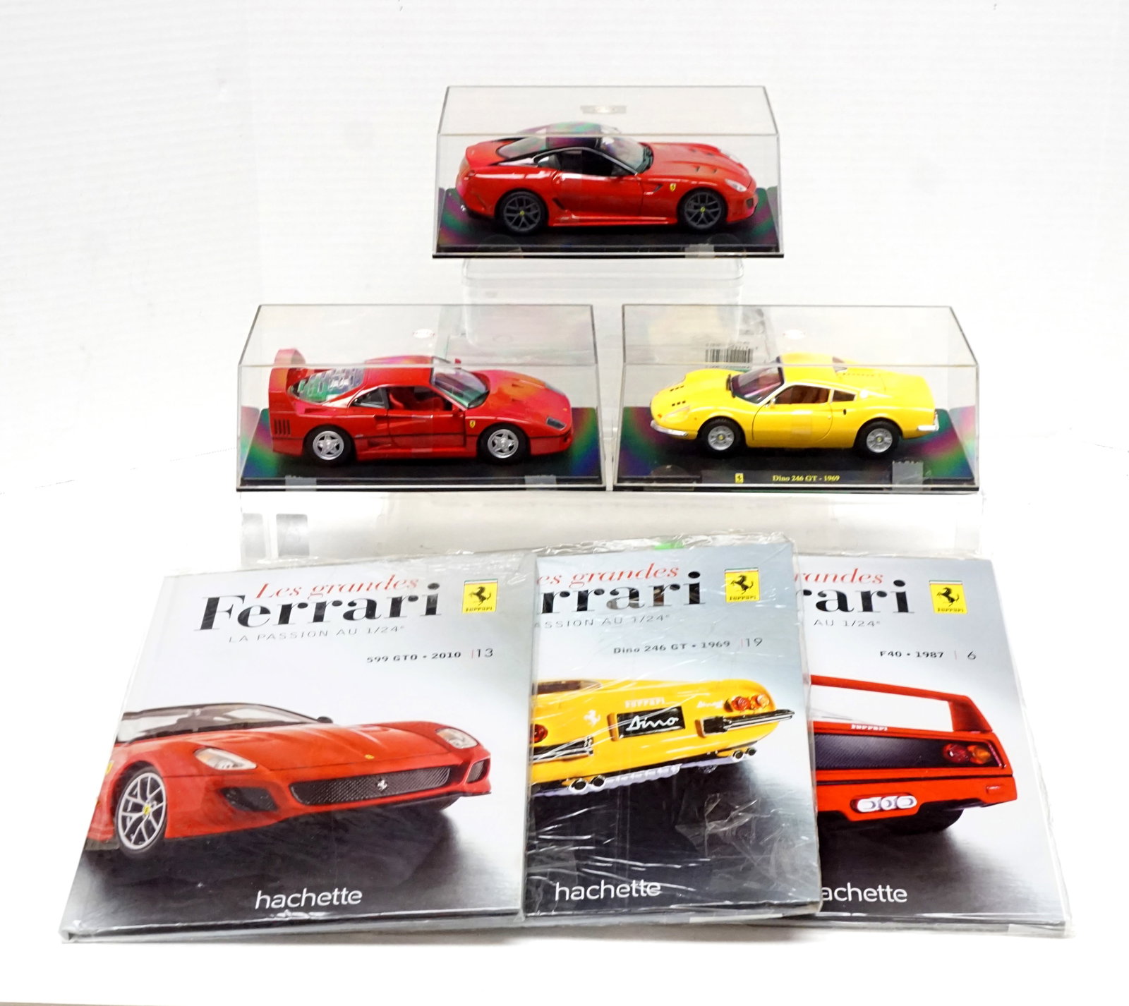 Hachette - The Great Ferrari: Hachette Les Grandes Ferrari 3 Voitures 1/24, 2010 599 GTO #13, 1969 Dino 246 GT, #19, 1987 F40 #6 accompagnées de leur livre respectifs. Tous fait de métal injecté (die-cast) Rapport