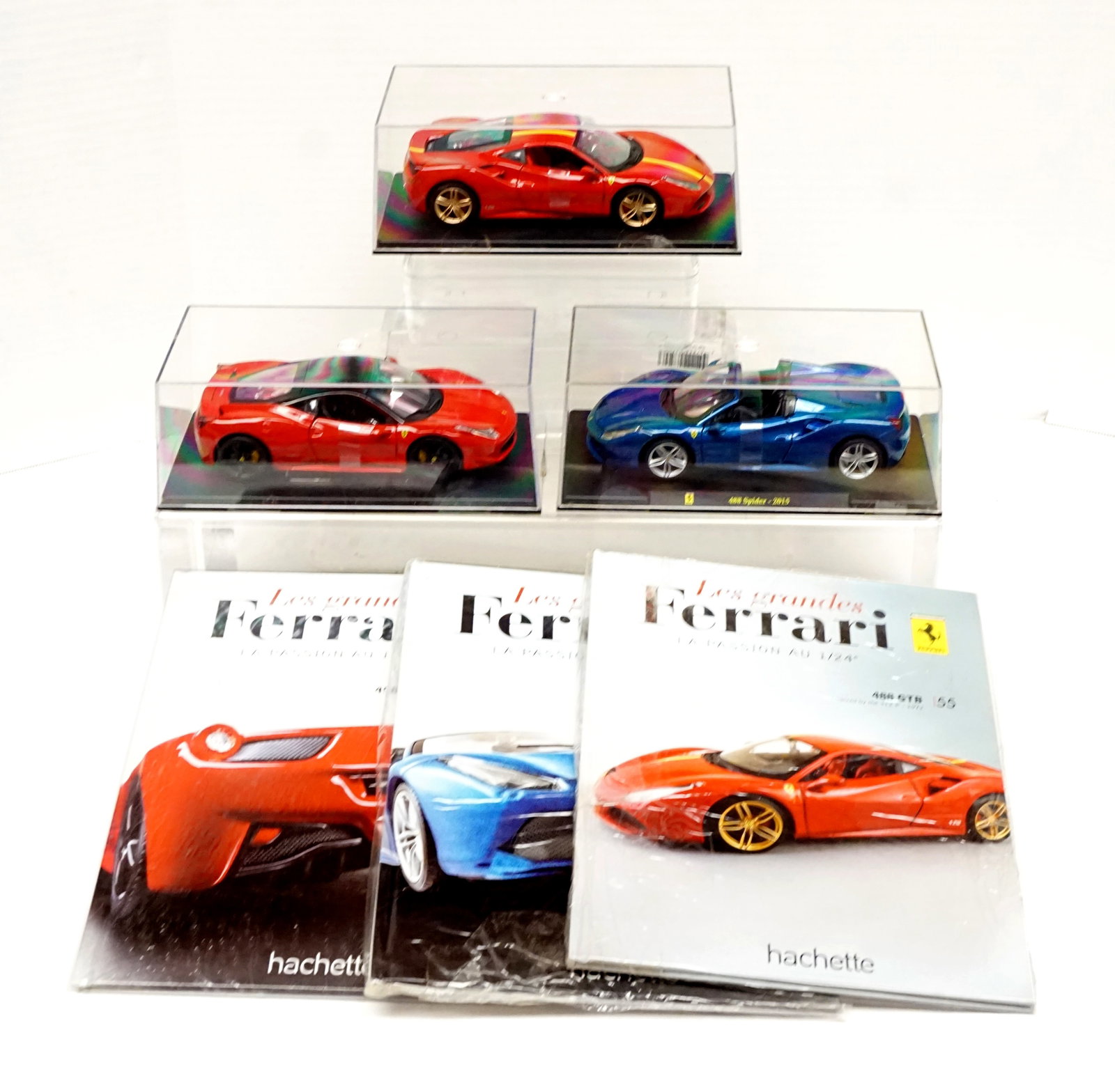 Hachette - The great Ferrari: Hachette Les Grandes Ferrari 3 Voitures 1/24, 1972 488 GTB inspired by the 312 P1 #55, 2015 Spider 488 #42, 2009 458 Italia #1 accompagnées de leur livre respectifs. Tous fait de métal