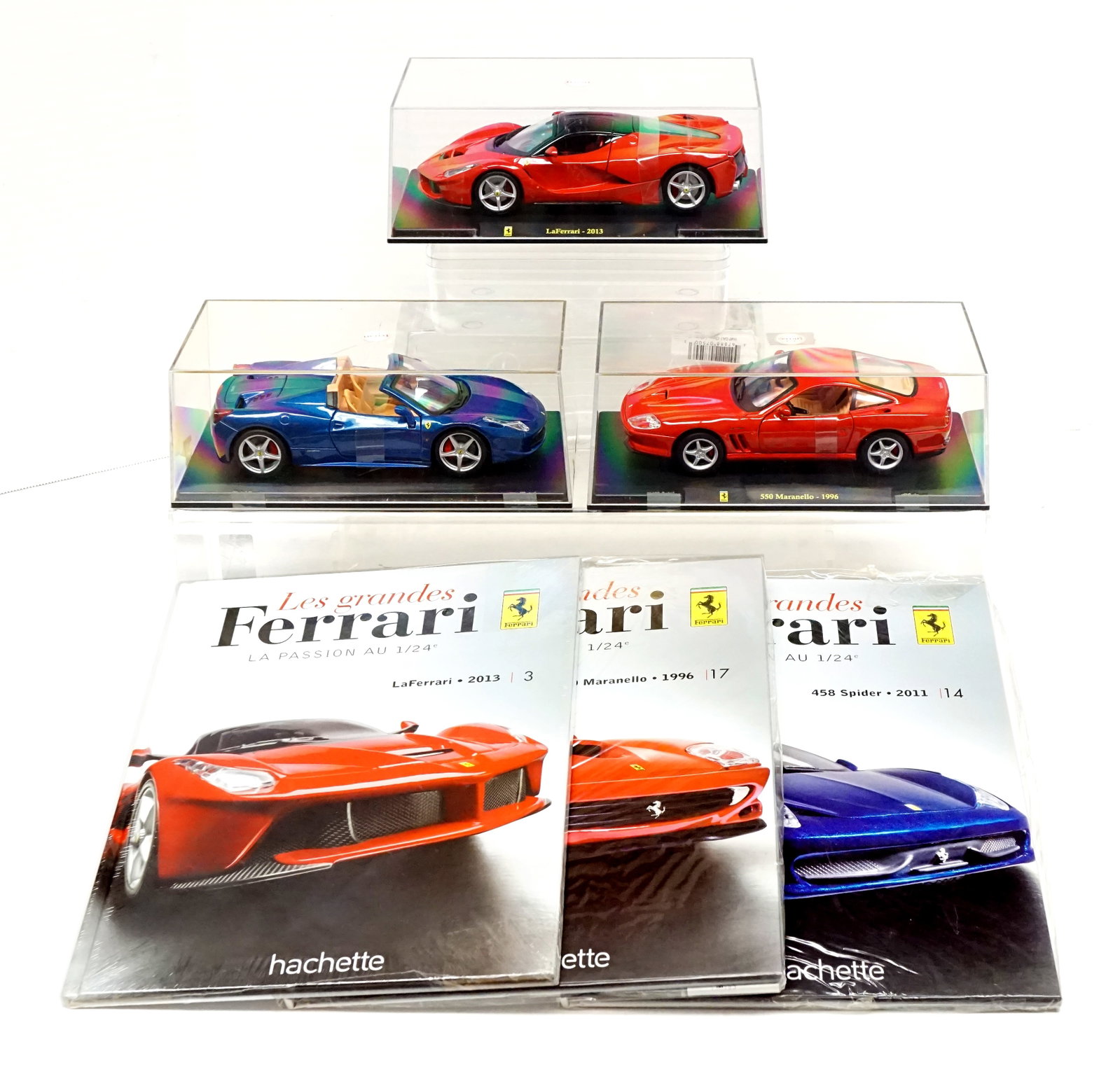 Hachette - The Great Ferrari: Hachette Les Grandes Ferrari 3 Voitures 1/24, 1996 550 Manarello #17, 2013 LaFerrari #3, 2011 458 Spider #14 accompagnées de leur livre respectifs. Tous fait de métal injecté