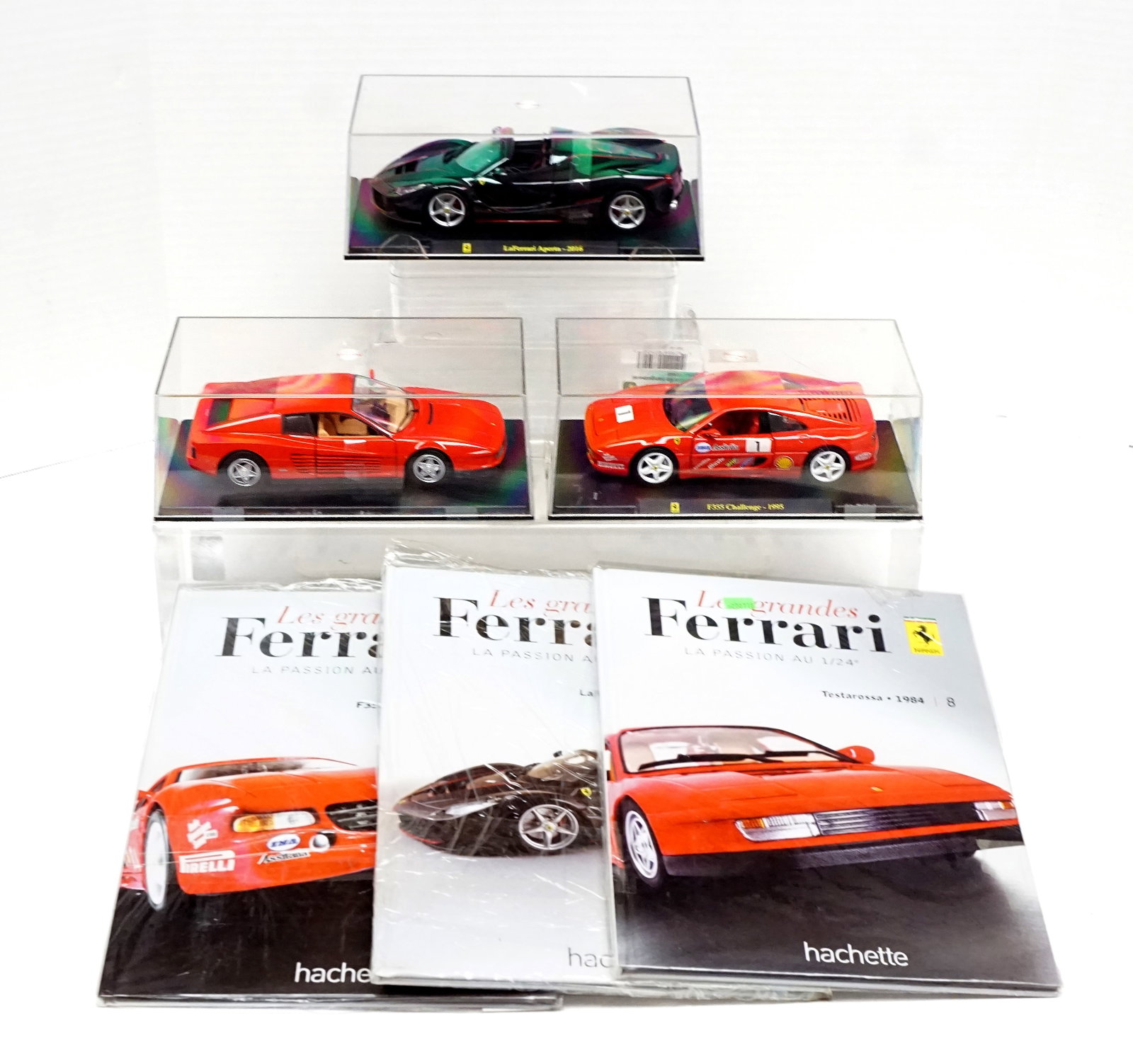 Hachette - The great Ferrari: Hachette Les grandes Ferrari 3 Voitures 1/24, 1995 F355 Challenge #41, 2016 LaFerrari Aperta #46 noire, 1984 Testarossa #8 accompagnées de leur livre respectifs. Tous fait de métal
