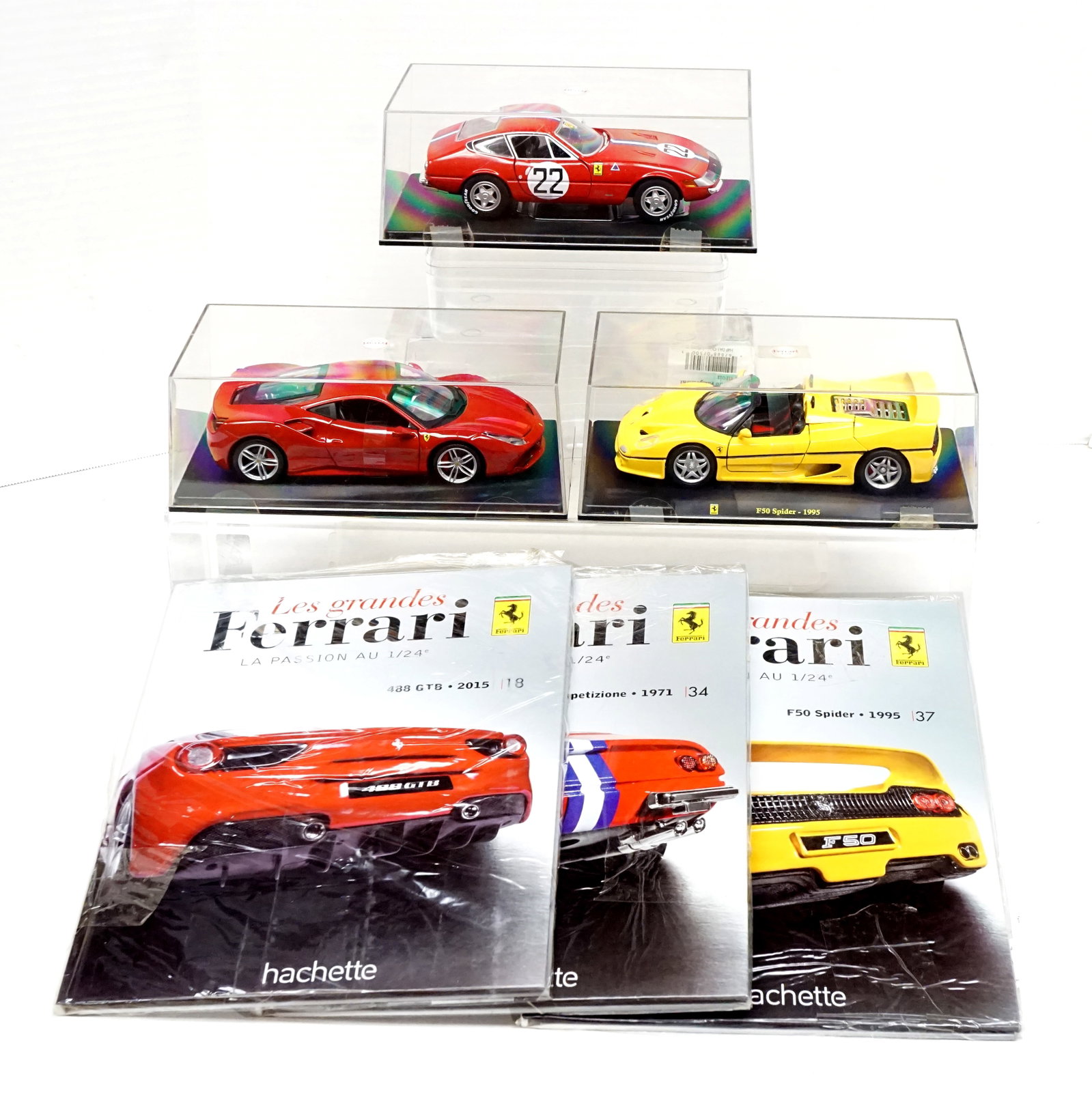 Hachette - The Great Ferrari: Hachette Les Grandes Ferrari 3 Voitures 1/24, 2015 488GTB #18, 1971 365 GTB4 Competizione #34, 1995 F50 Spider #37 accompagnées de leur livre respectifs. Tous fait de métal injecté