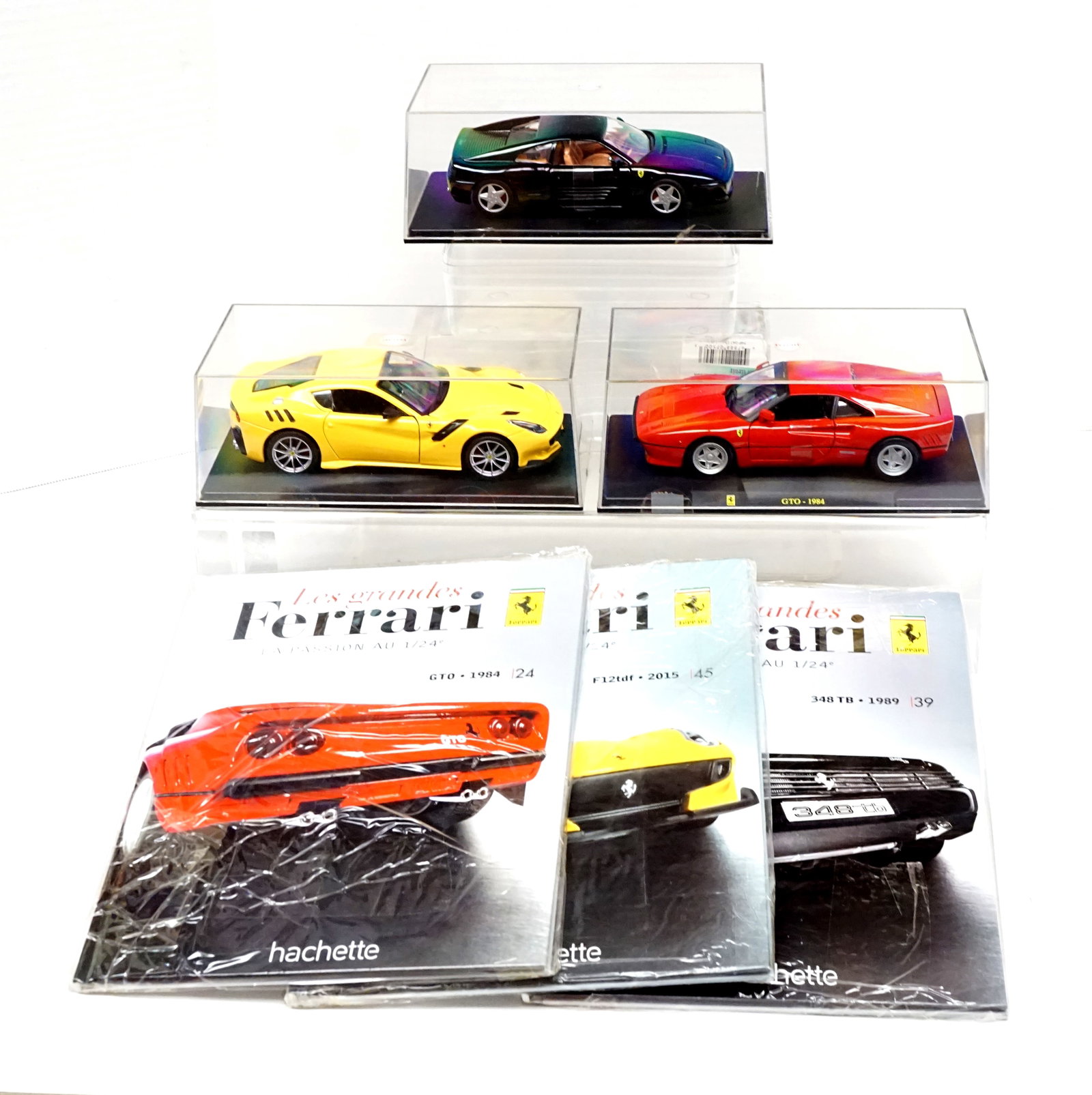 Hachette - The Great Ferrari: Hachette Les grandes Ferrari 3 Voitures 1/24, 1989 348TB, #39, 1984 GTO, #24, 2015 F12TDF, #45 accompagnées de leur livre respectifs. Tous fait de métal injecté Rapport de condition: