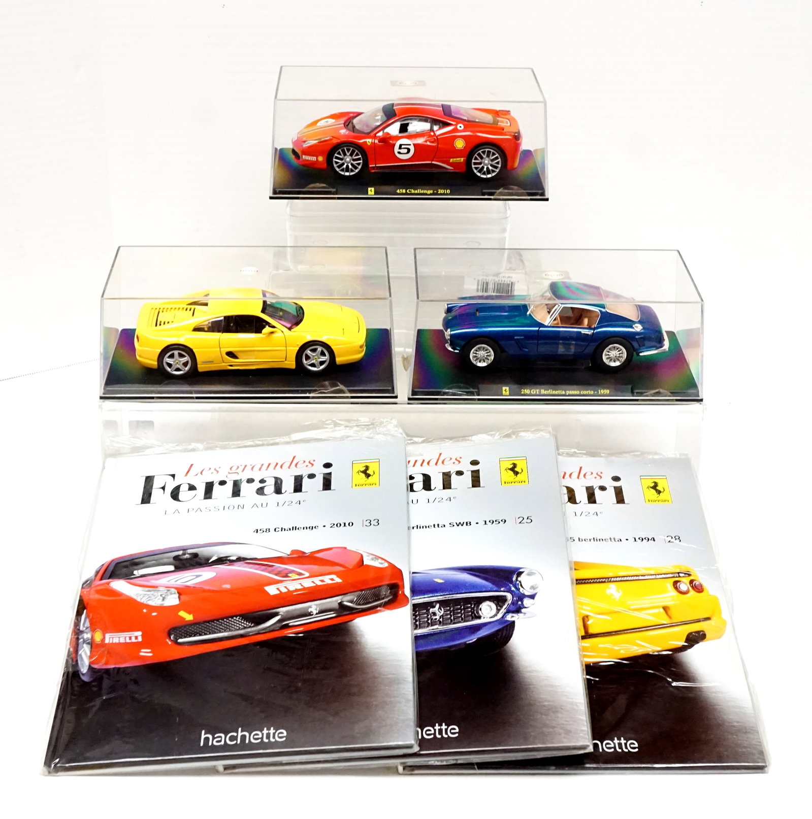 Hachette - The Great Ferrari: Hachette Les grandes Ferrari 3 Voitures 1/24, 1994 F355 Berlinetta #28, 1959 250GT Berlinetta Passo Corto #25, 2010 458 Challenge #33 accompagnées de leur livre respectifs. tous fait de