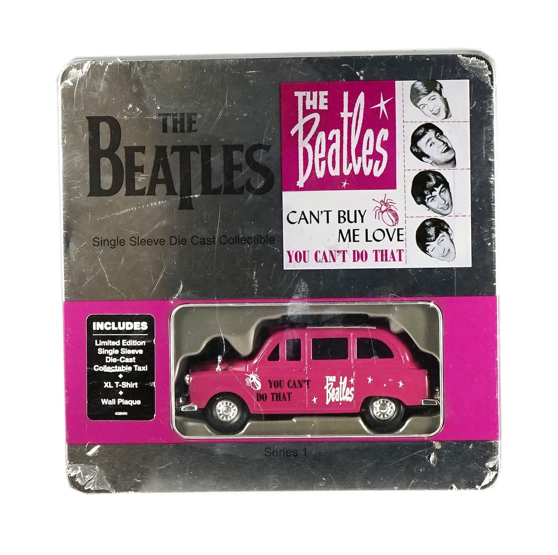 The Beatles - Single sleeve die cast collectible: The Beatles (93) Collection Metal Série 1, incluant L'auto a édition limitée en métal, chandail a manche courte a l’effigie des Beatles, plaque murale de 7 pouces Rapport de