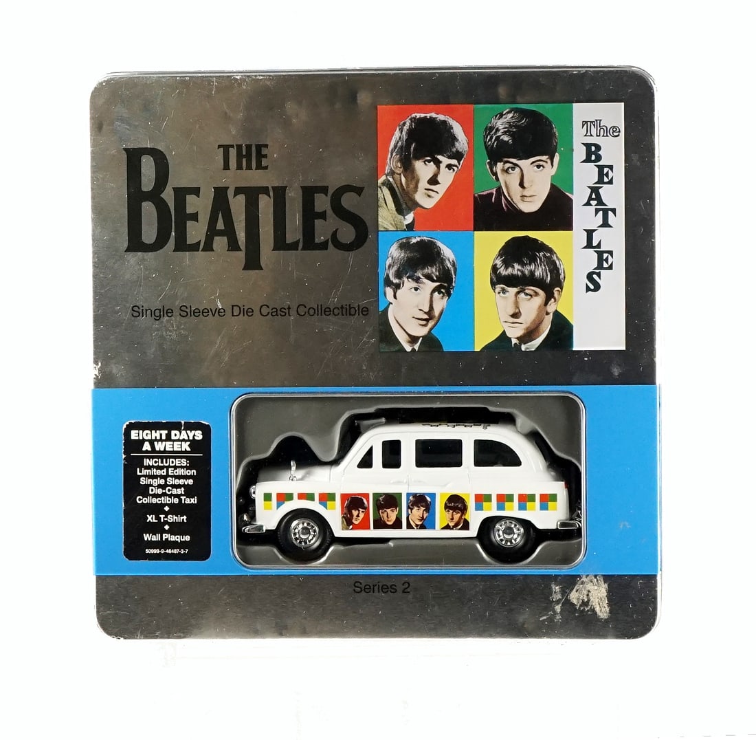 The Beatles - Single sleeve die cast collectible: The Beatles Collection Metal Série 1, incluant L'auto a édition limitée en métal, chandail a manche courte a l’effigie des Beatles, plaque murale de 7 pouces Rapport de