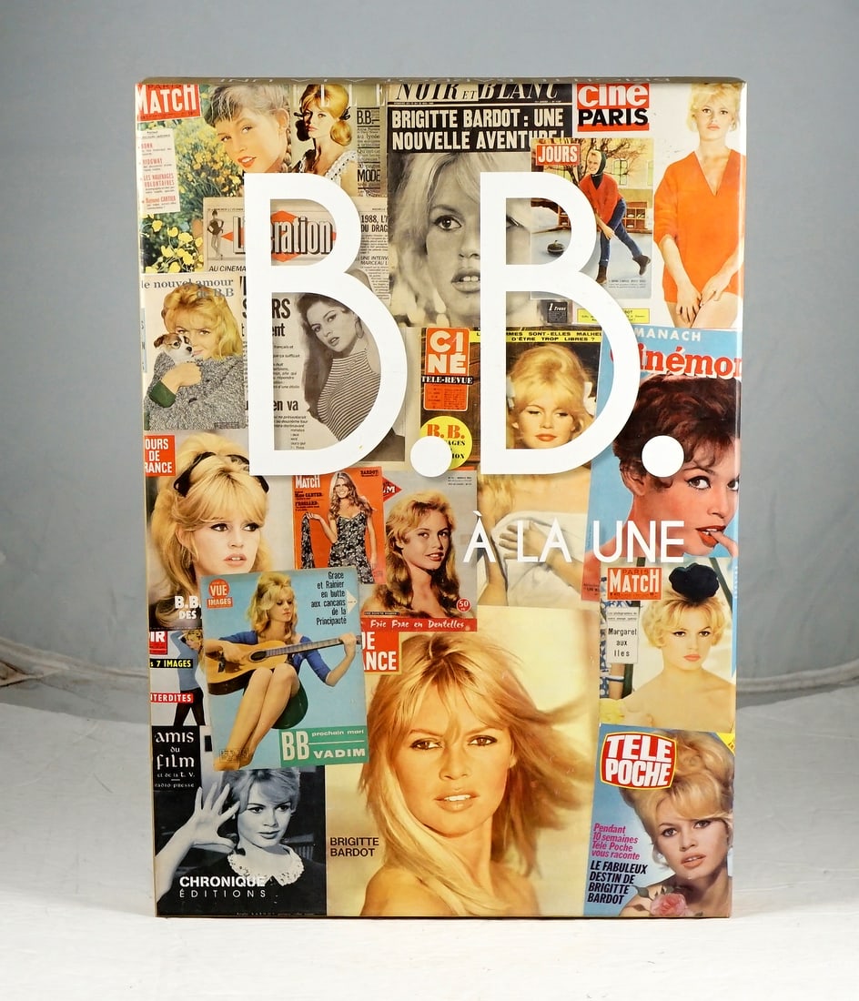 Brigitte Bardot - Brigitte Bardot souvenir box: Brigitte Bardot Coffret souvenir Brigitte Bardot Incluant des affiches de magasines anciens, Photos et Livre, Le tout dans une boite de collection Rapport de condition: Bonne condition -------------