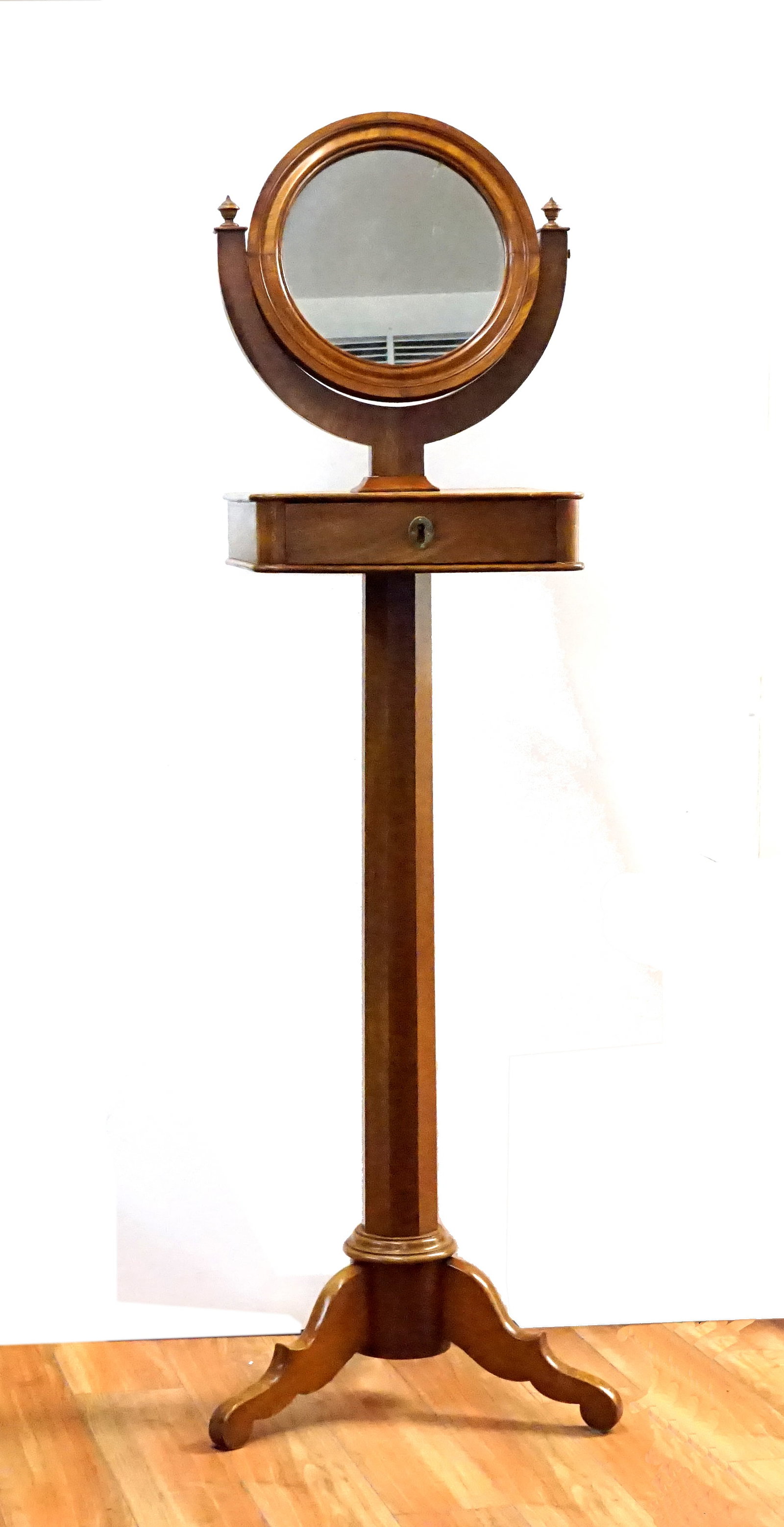 Shaving mirror on stand (1 of 7)