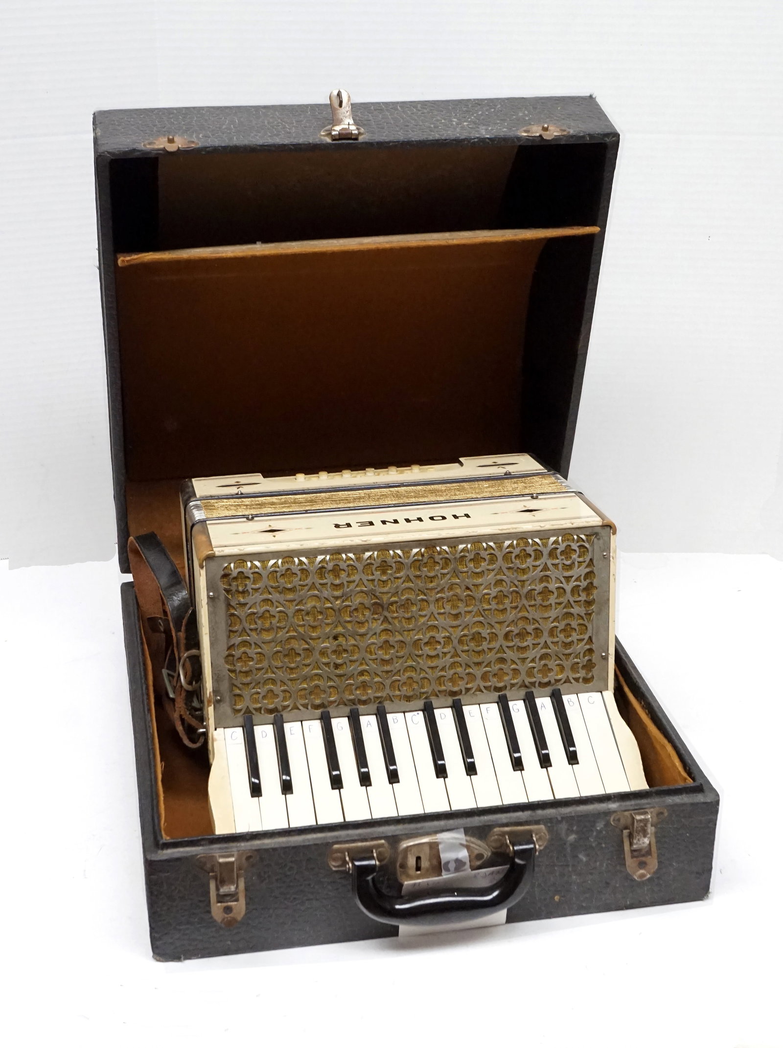 Honer Piano Accordeon: Accordéon Hohner Accordeon Hohner reeds 2/3mm Treble:25 clés Bass 12 bass buttons. en bon état générale. accompagné de son coffre de rangement Rapport de condition: