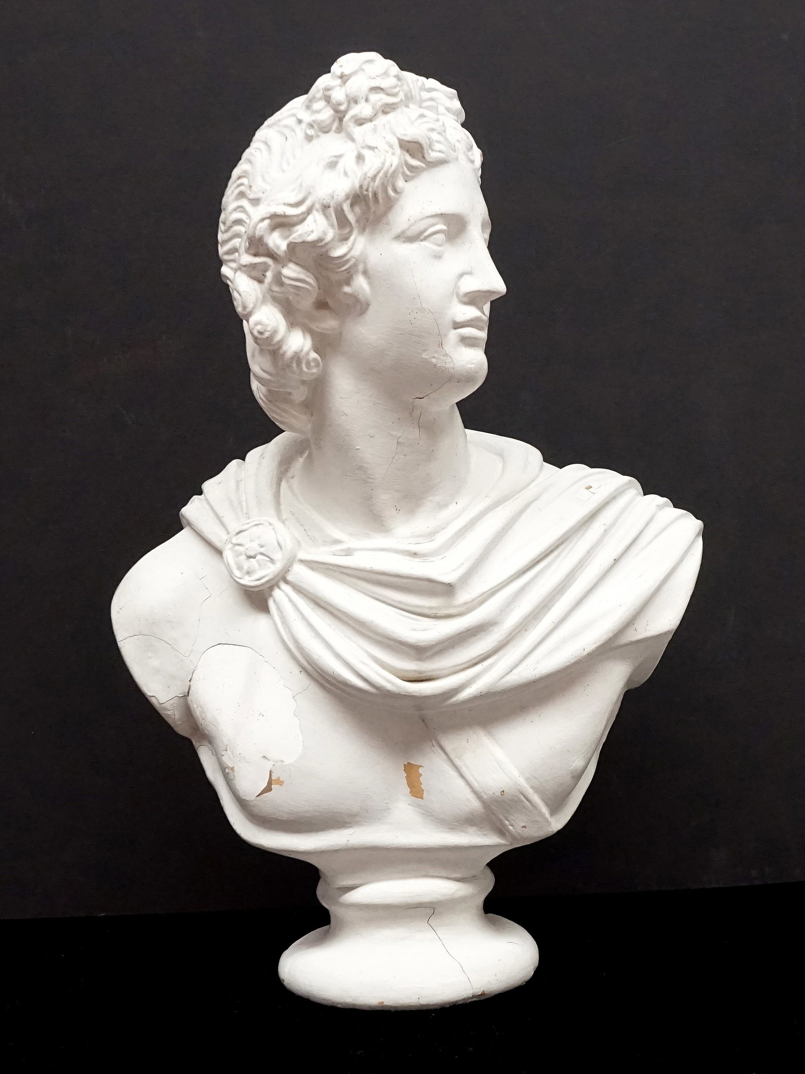 Napoleon bust: Buste de Napoleon en platre Buste en platre de 21 pouces Rapport de condition: craquelage a la base et peinture manquante sur le buste ------------- Napoleon bust plaster bust, 21 inches height