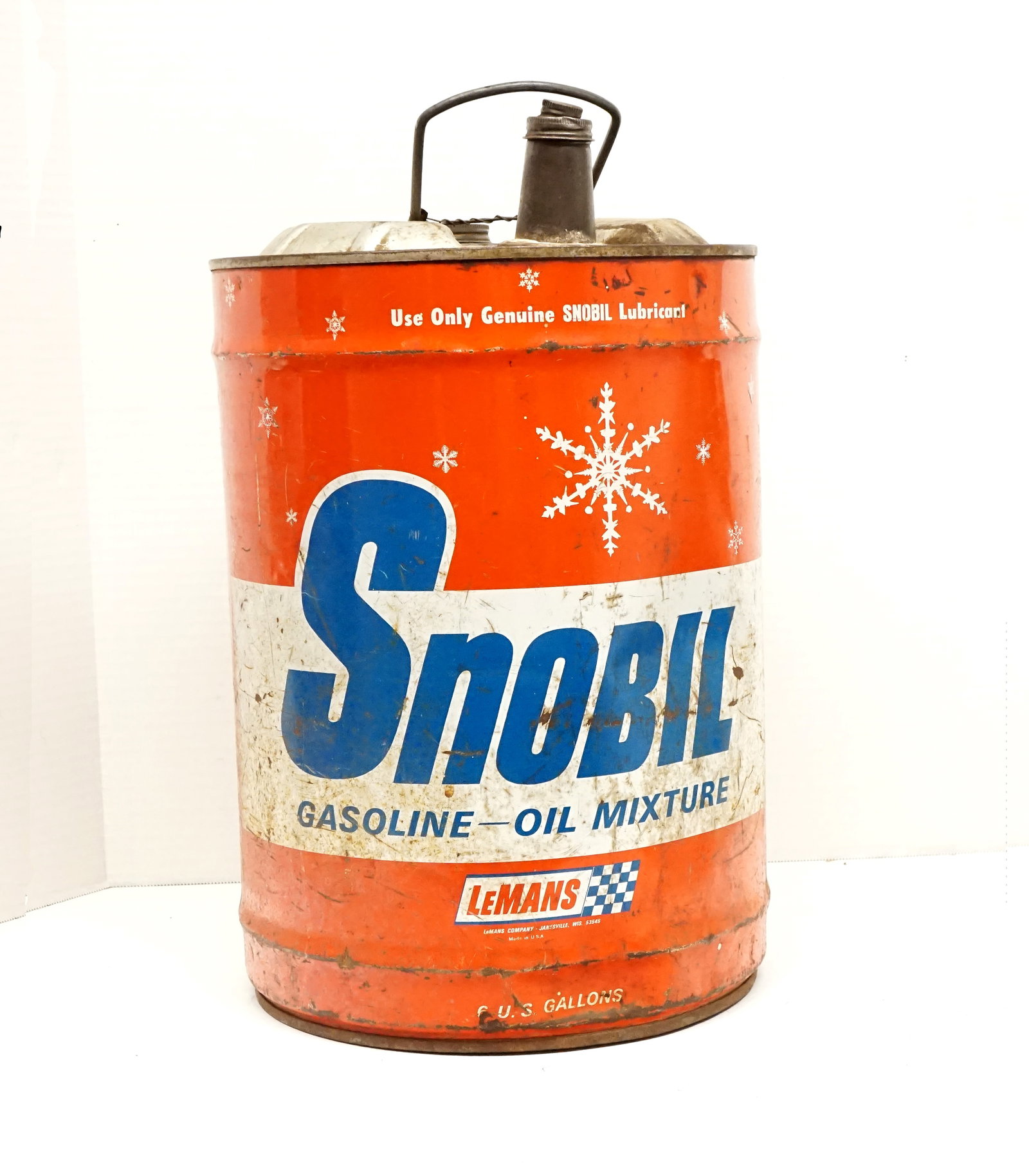 6 Gallons Snobil Can: can de 6 gallons Snobil can vintage de Mixture gas-Huile pour moto-neiges. Manufacturier: Lemans. Matériel:Metal 6 gallons, Rapport de condition: bonne condition ------------- 6 Gallons Snobil