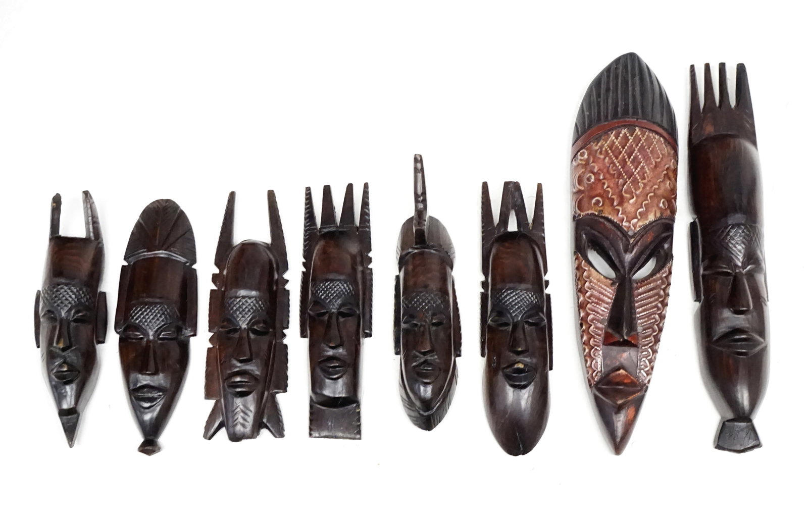 African lot: Lot Africain 7 statues Africaines en bois ébene et un masque de decoration. Les masques semainier, représente chaque jours de la semaine du calendrier Grégorien. Dimension: 5x (7 "x 2"