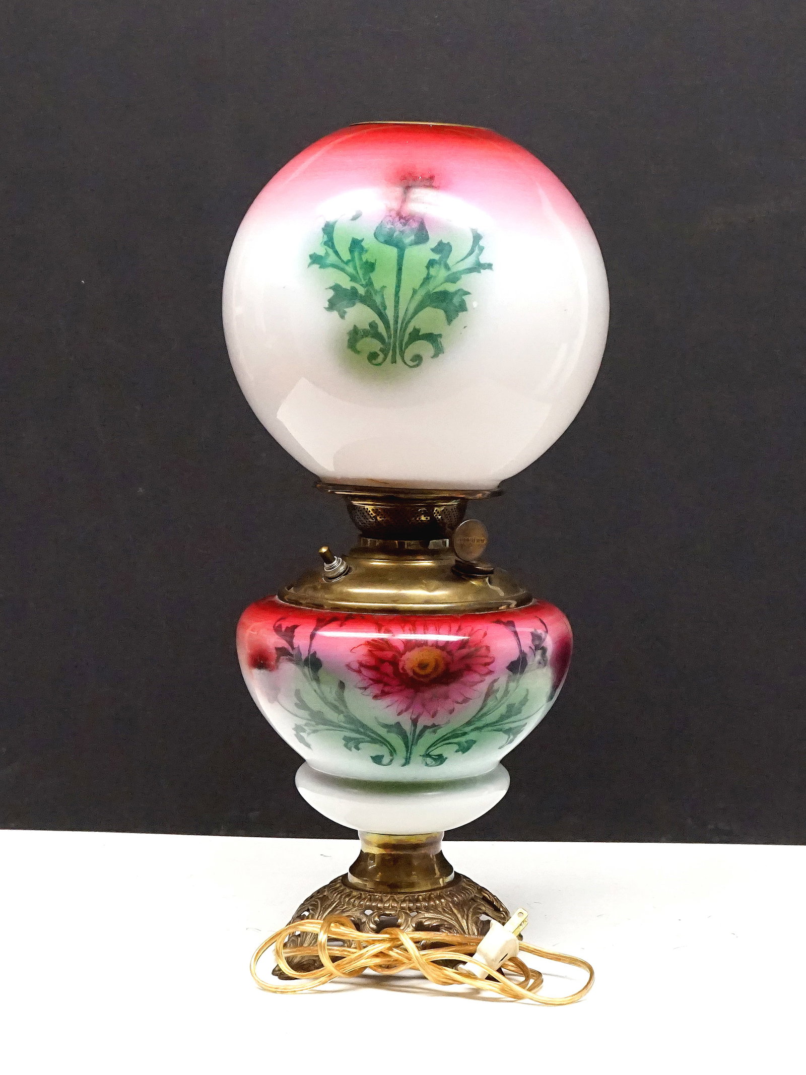 Antique Oil Lamp: Lampe a huile Lampe a huile globe victorienne ancienne peinte à la main, style Autant en emporte le vent. Transformé en électricité Dimension: 20" 51 cm Rapport de condition: