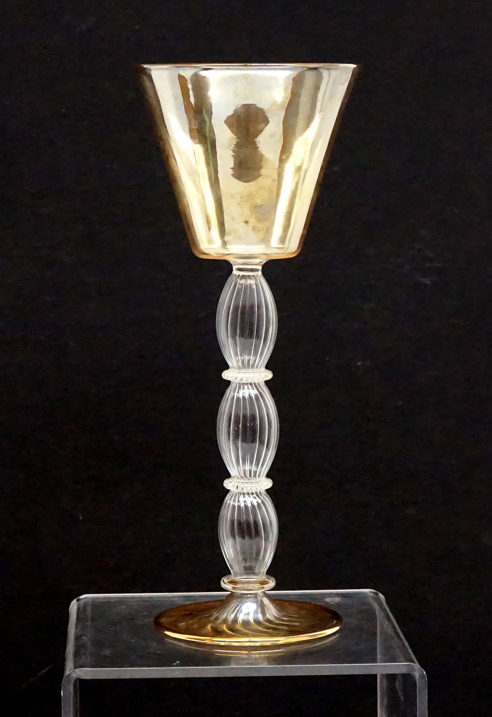 antique venetian wine glass: Coupe a vin Vénétienne antique Coupe a vin vintage en cristal.Mesure 10 pouces de haut Rapport de condition: bonne condition ------------- antique venetian wine glass Antique crystal wine gl