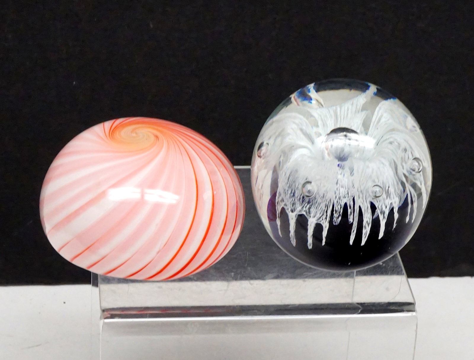 2 vintage paper weight: 2 Presse papier Vintage le rose est en verre souflée, 4 pouces de diamètre, le deuxieme est en verre 4 pouces de diamètre Rapport de condition: Bonne condition ------------- 2 vintage p