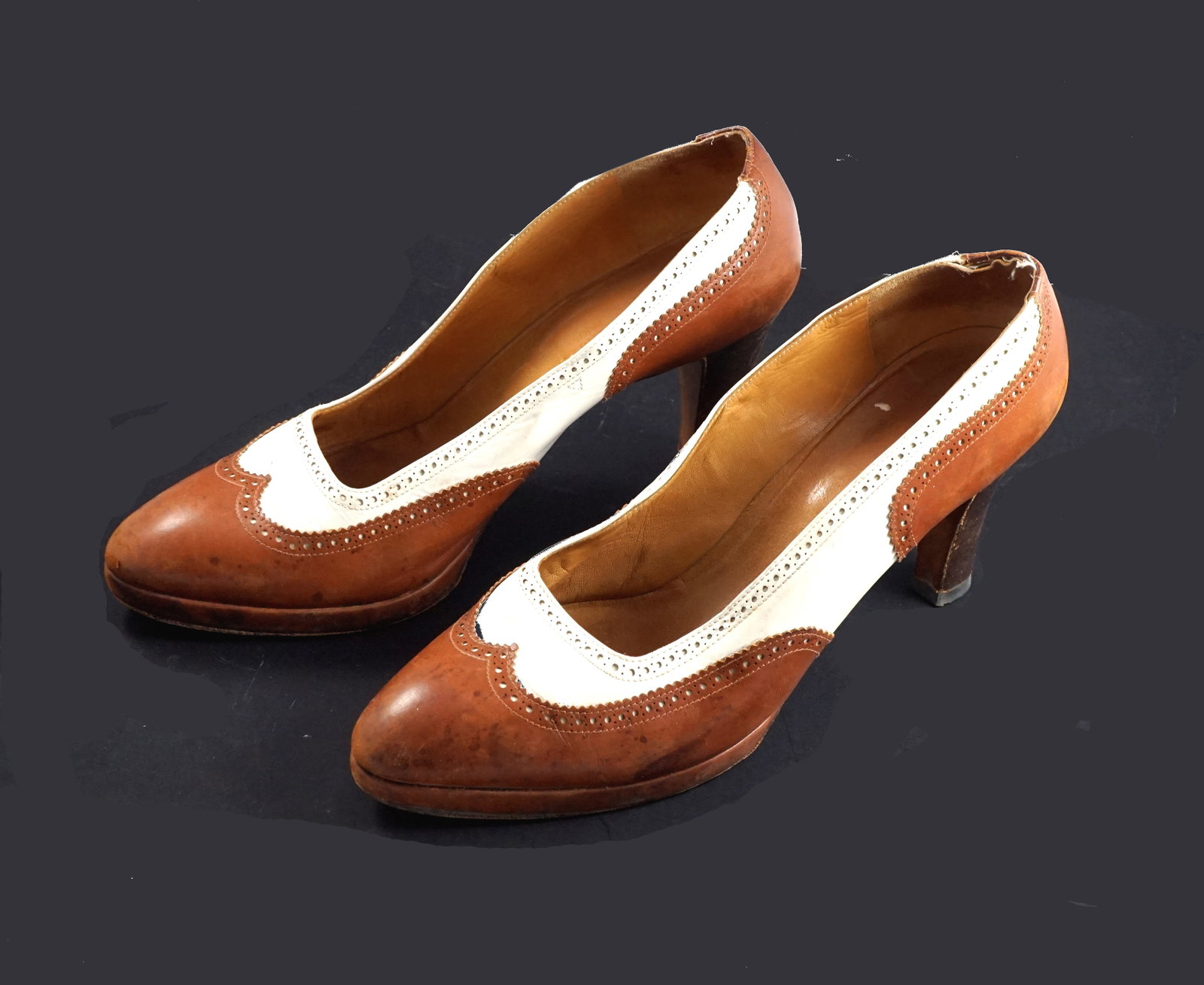 Hermes women's shoes: Chaussure pour dame Hermes haut en cuir et semelle en cuir dur, Grandeur: 39 1/2 usagé et marque d'usure Rapport de condition: signe d'usure ------------- Hermes women's shoes Leather upper and