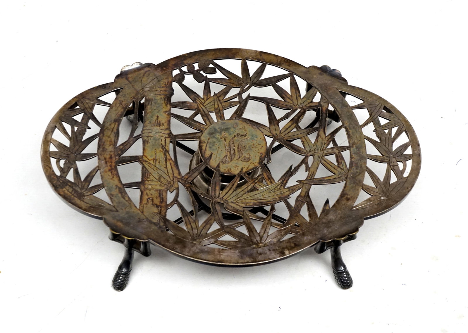 Christofle Stove: Réchaud Christofle Réchaud en métal argenté avec bruleur. mesure:13.5 x 9.5 pouces Rapport de condition: bonne condition ------------- Christofle Stove Heat up stove in plated
