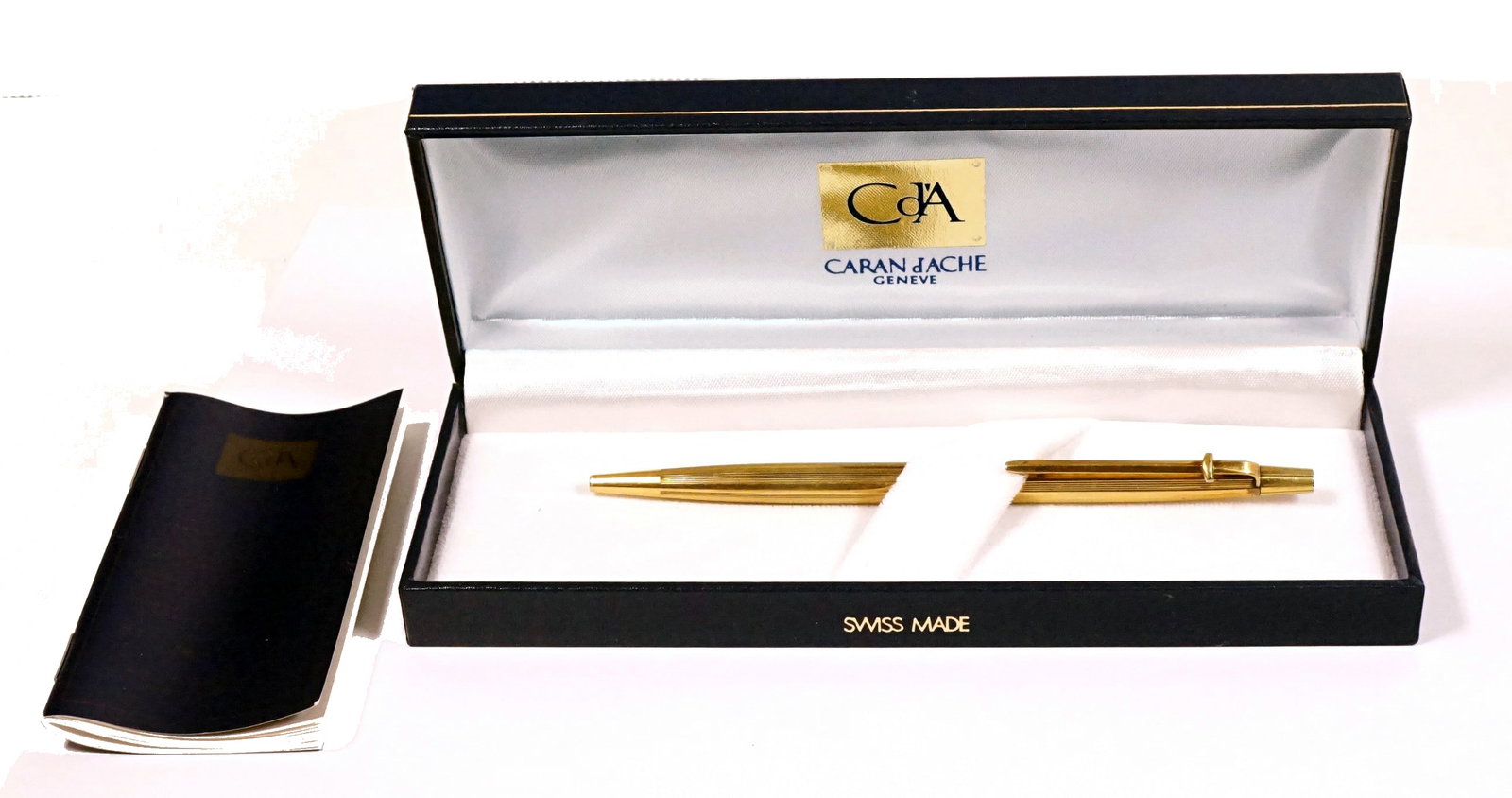 Caran D'Ache ballpoint pen - 0: Crayon a billes Caran D'Ache (0) Modele Madison plaqué or avec boitier et papier originaux. Mesure: 5 .5 pouces de long Rapport de condition: bonne condition ------------- Caran D'Ache ballpoint