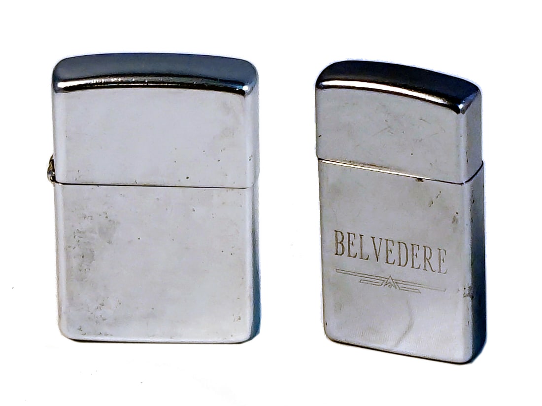 Zippo - 2 x Lighter: Zippo 2 x Briquets un est chromé et l'autre a un monogramme sur une face Rapport de condition: usagés et manque pierres ------------- Zippo 2 x Lighter One is chrome-plated and the other