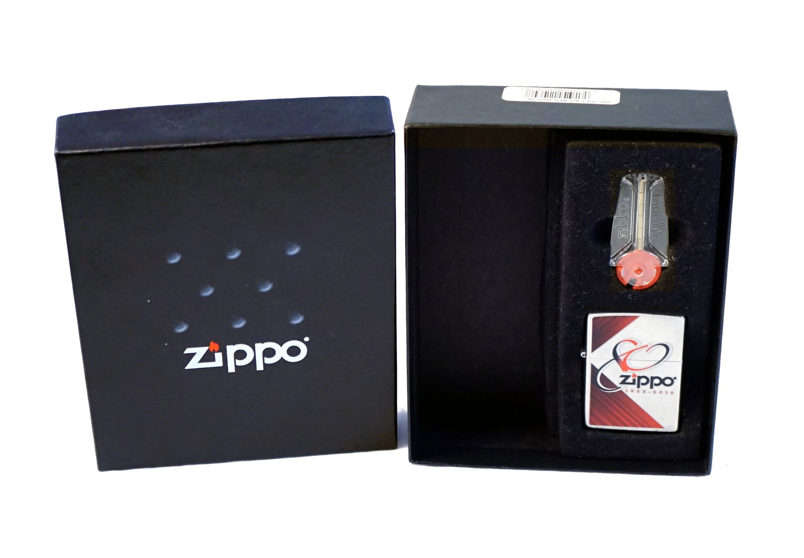 Zippo - Lighter: Zippo Briquet Ensemble comprenant le briquet, 6 pierres à briquet et une garantie. Modèle « Herringbone » (motif à chevrons) du 80e anniversaire. Rapport de condition: Neuf