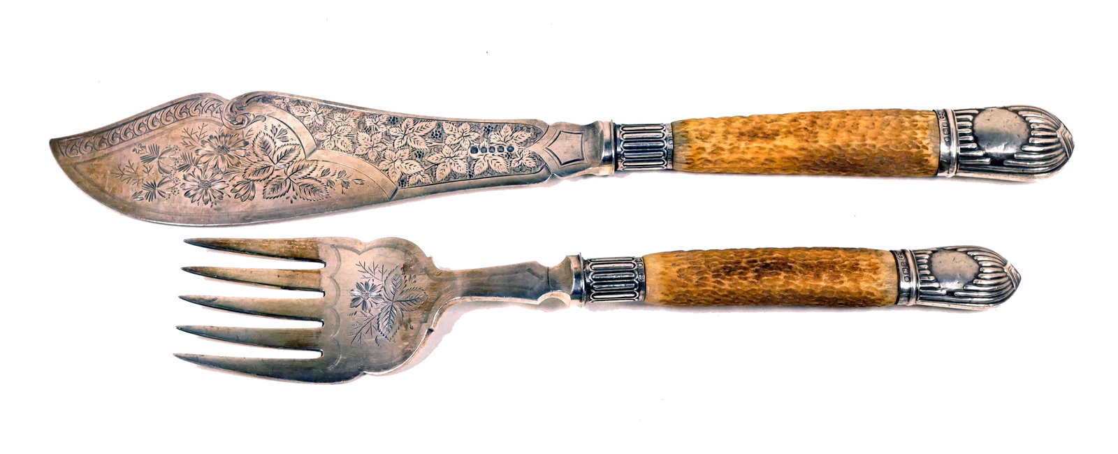 Pair of 19th century English fish services: Paire de services a poisson anglais du XIX siècle Lames plaqué bout manche argent Rapport de condition: Bonne condition ------------- Pair of 19th century English fish services