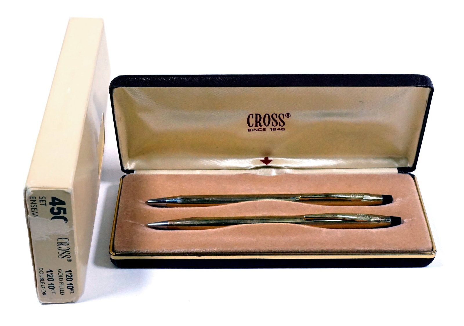 Cross - pencil set in 1/20 Gold filled: Cross ensemble crayons en 1/20 Gold filled crayon a mine et crayon a bille avec mecanisme touniquet, 1/20 de 10k gold filled. testé et en bon état de fonctionnement. vient avec son boitier.
