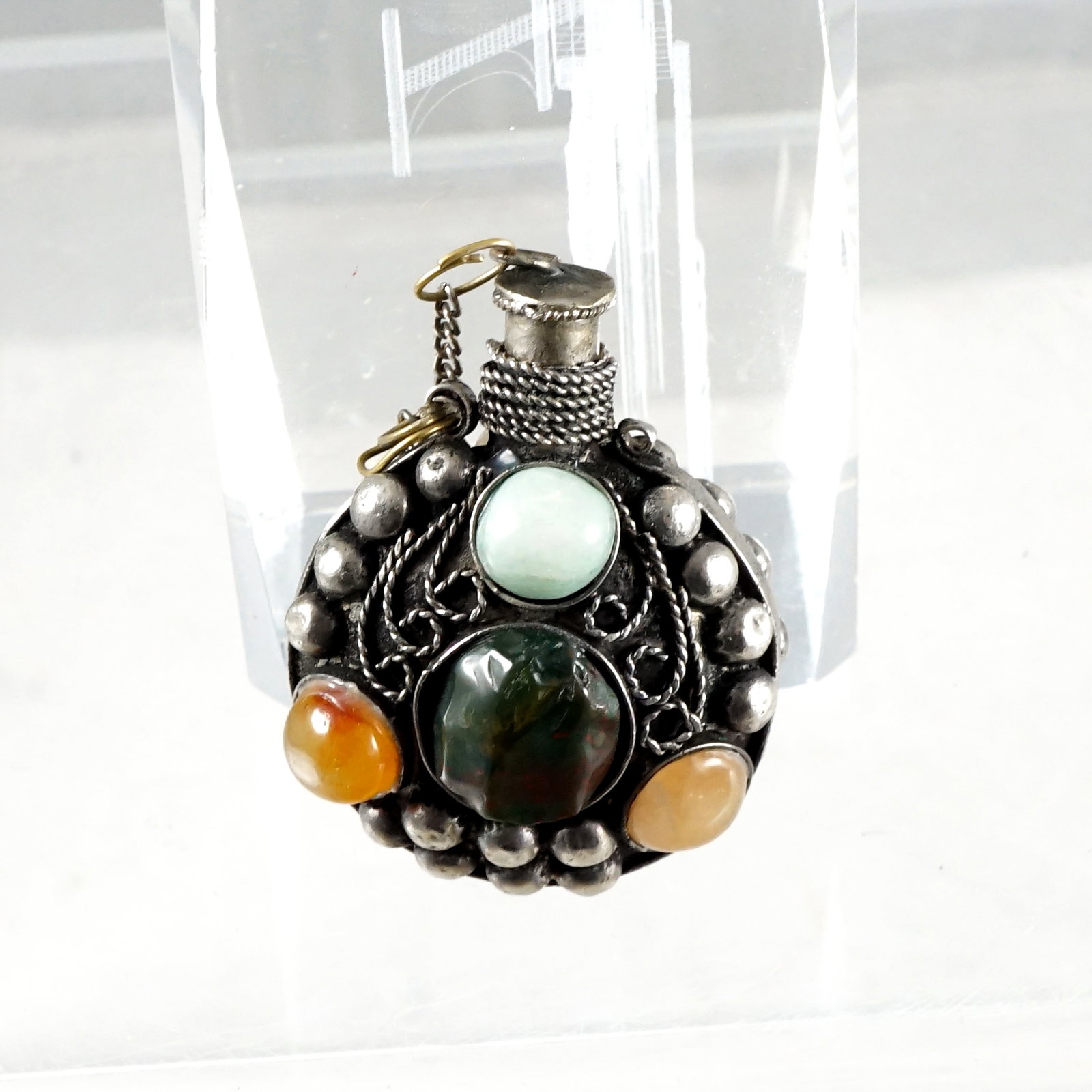 old opium perfume bottle: vieux flacon de parfum à l'opium Fiole Art Déco en métal argenté ornée de pierres, 6 cm Rapport de condition: bonne condition ------------- old opium perfume bottle Art Deco