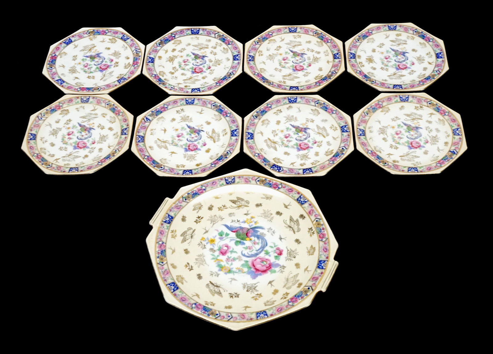 Royal Epiag set: Royal Epiag set 8 petite soucoupes et 1 plateau Royal Epiag. Motif Papillions et Fleurs, octogonale Dimension: soucoupe 6.5 pouces, plateau 10 pouces soucoupe 16.5 cm, plateau 25 cm Rapport de