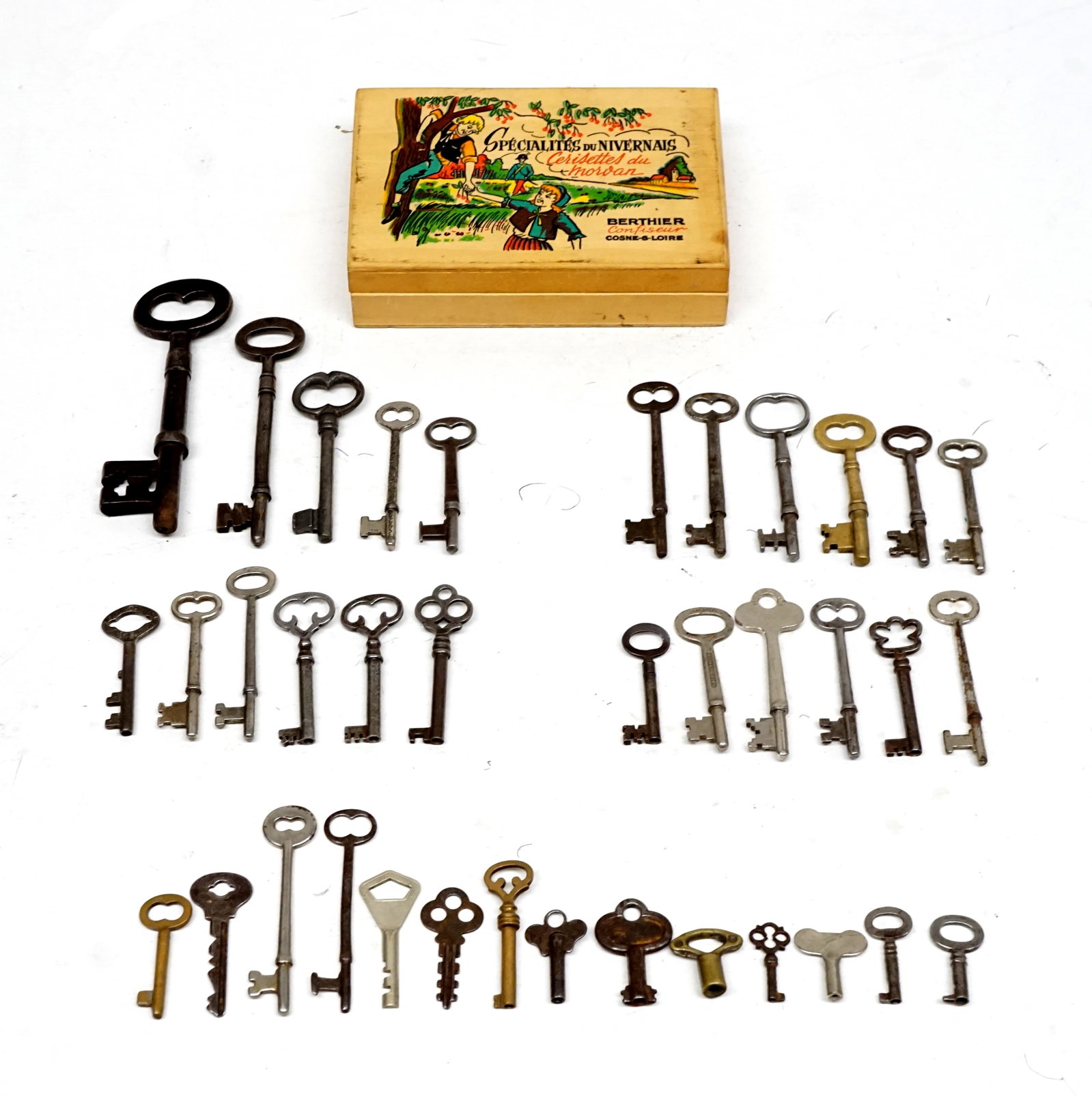 set of antique keys: Ensemble de clées antique total de 37 clées en métal Rapport de condition: bonne condition ------------- set of antique keys 37 metal keys Condition Report: great condition