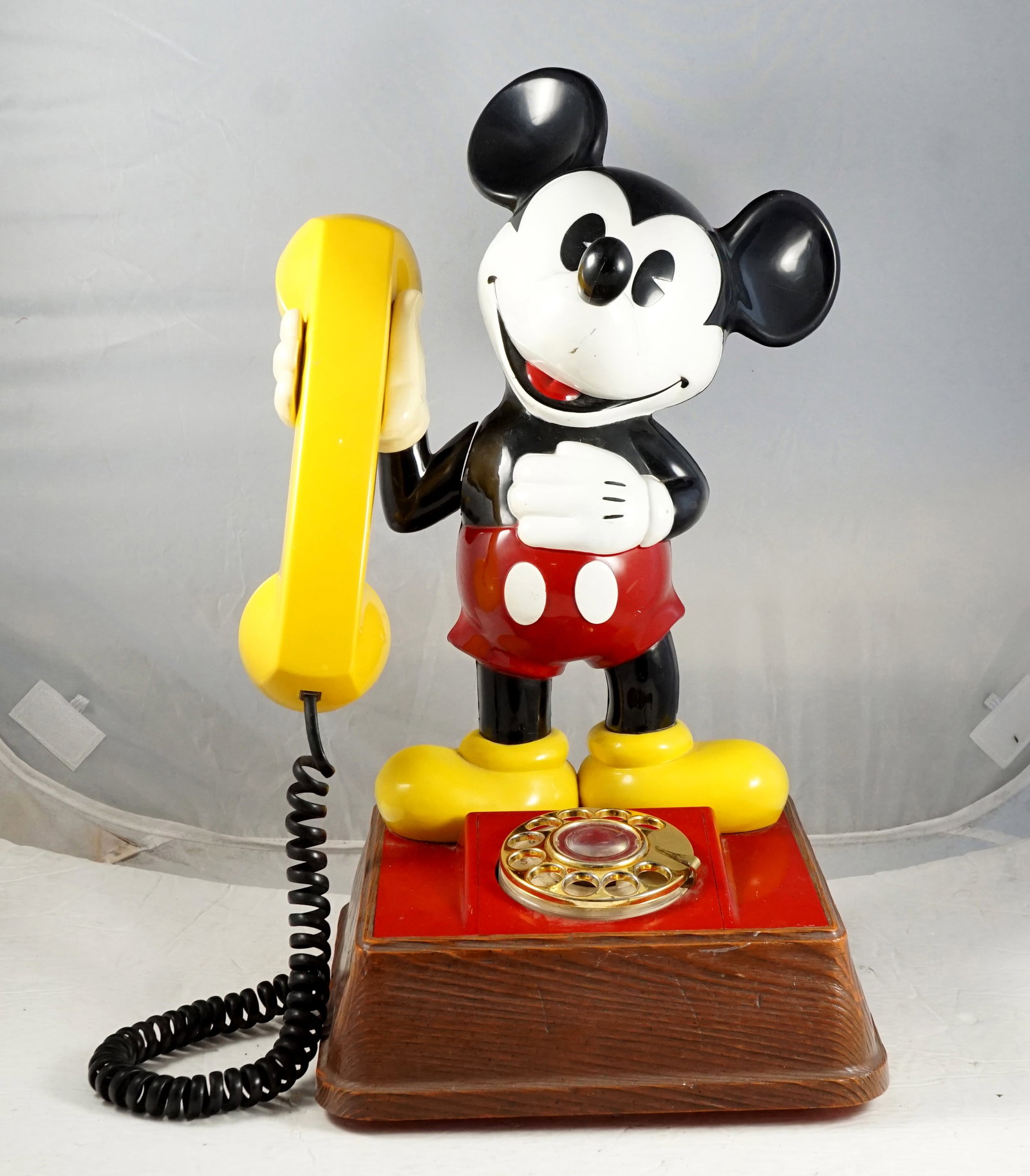 1976 Disney Mickey mouse landline phone: Téléphone fixe Mickey Mouse de Disney de 1976 Fabriqué par ATC Dimension: 8 x 8 x 14h pouces 20 x 20 x 35.5 cm Rapport de condition: Bonne condition, non testé ------------- 1976
