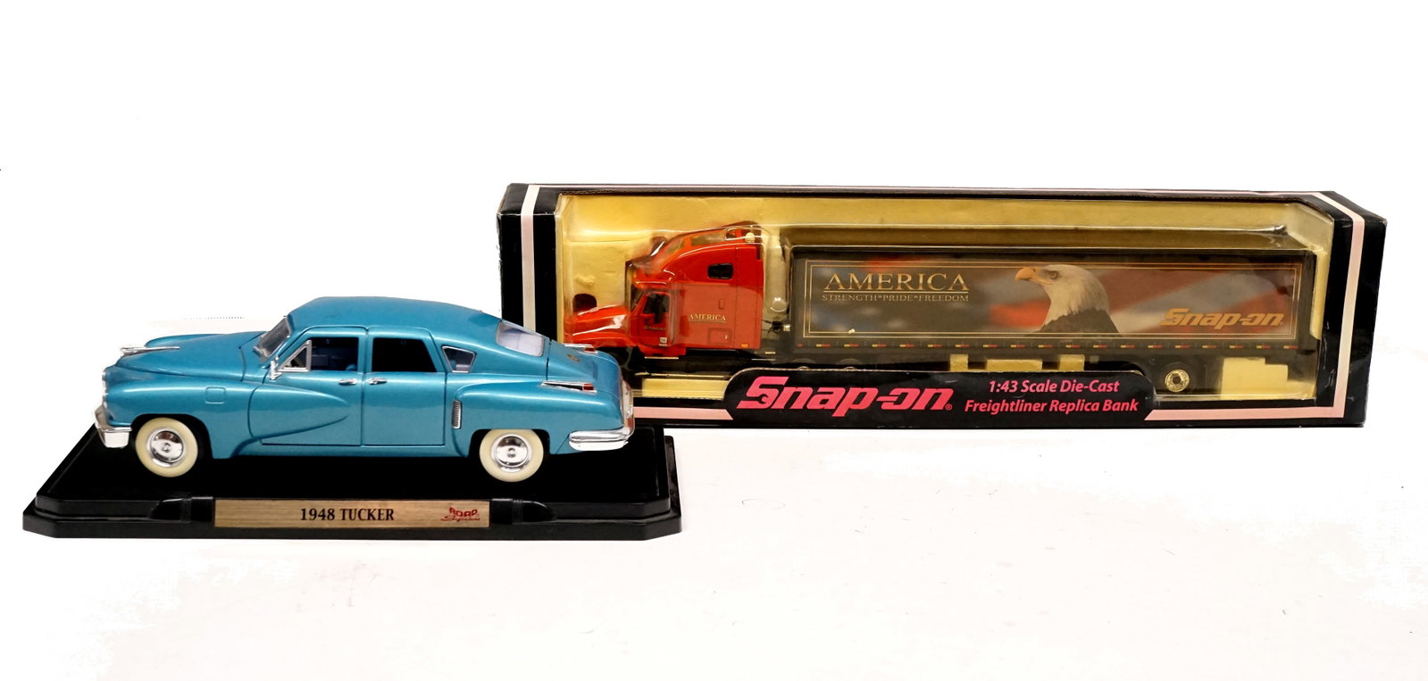 1:18 Car and 1:43 Snap-On Trailer Truck: Voiture 1:18 et Camion remorque Snap-On 1:43 Tirelire Freightliner miniature en métal moulé sous pression et une Tucker de 1948 Dimension: echalle 1/18 et 1/43 1/18 and 1/43 scale Rapport