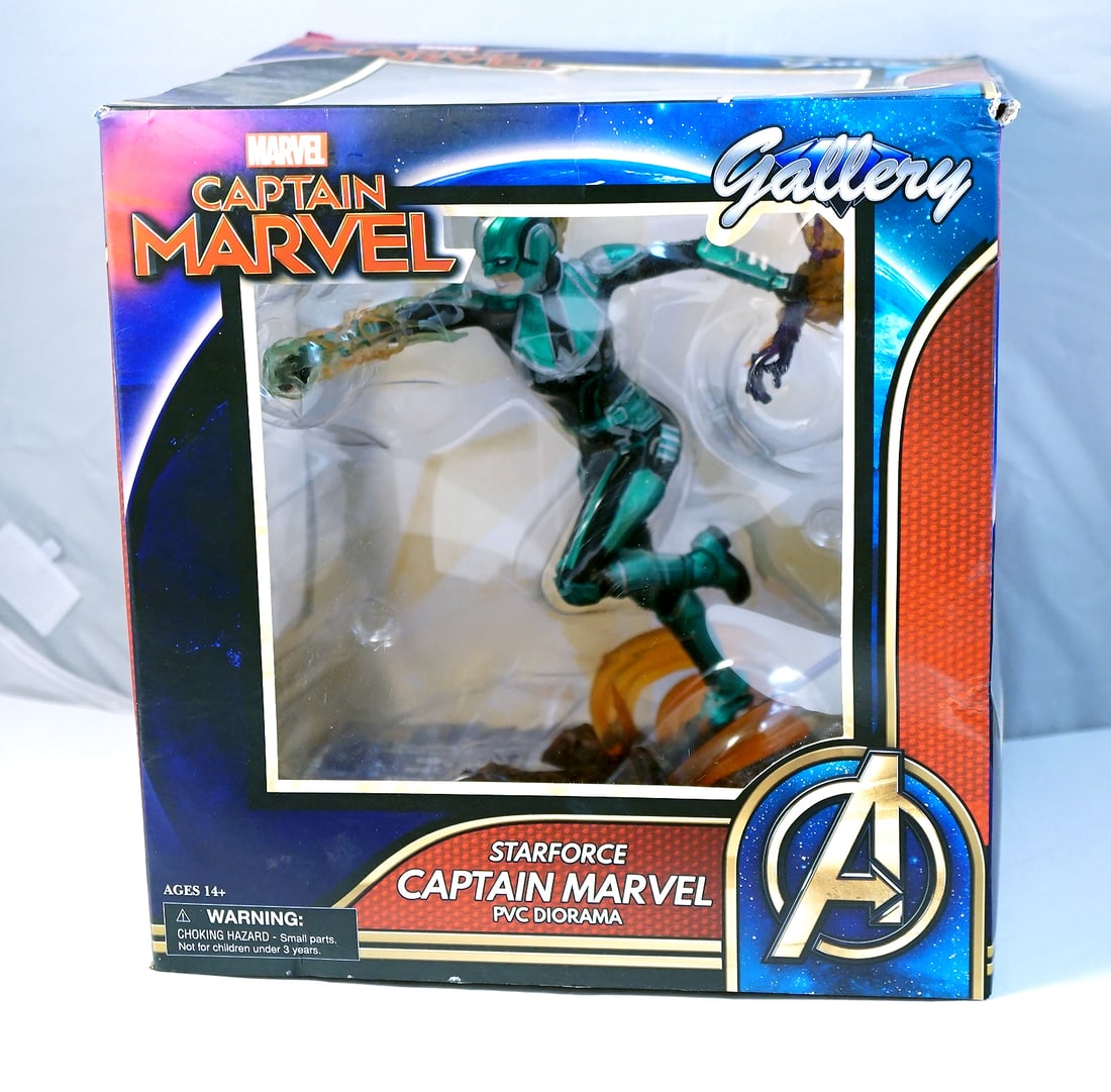 Marval - Captain Marvel Figurine (1 of 8)