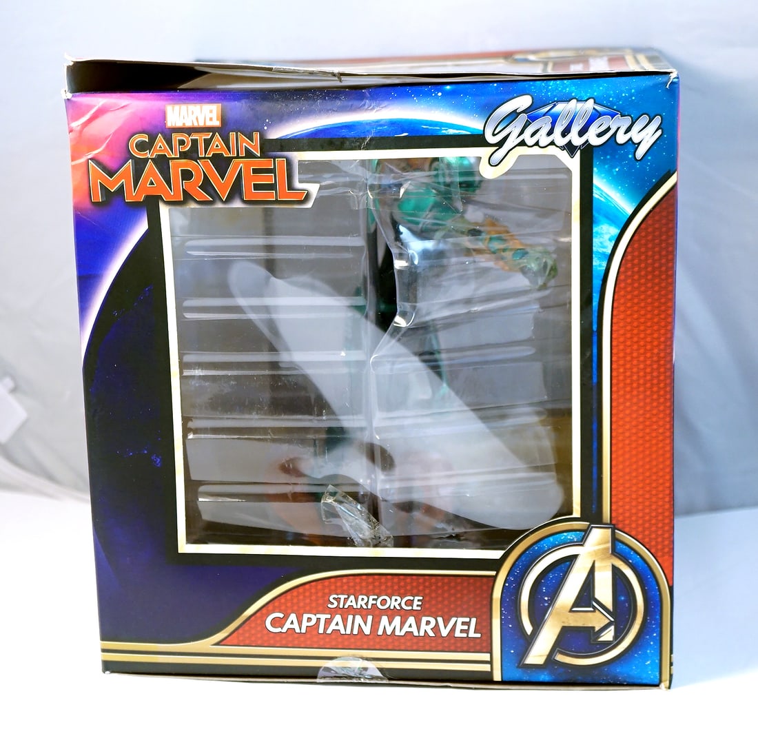 Marval - Captain Marvel Figurine - 2