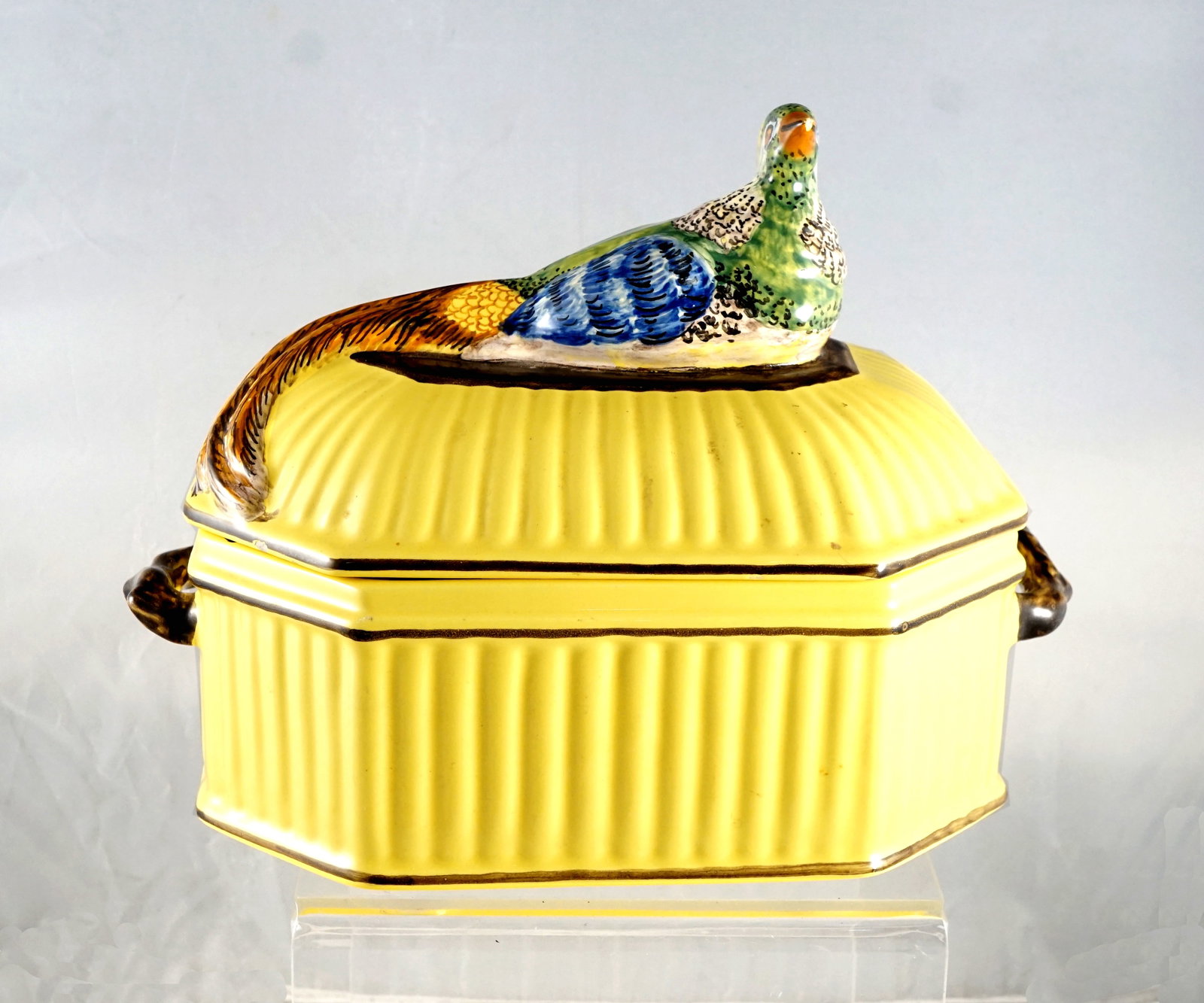 Tiffany And Co - Tiffany and Co service plate: Tiffany And Co Plat de service Tiffany and Co plat de service, peint a la main mesure: 10 x 8 pouces Rapport de condition: le nez du Faisain est usé legerement et un leger chip a l'interieur ----