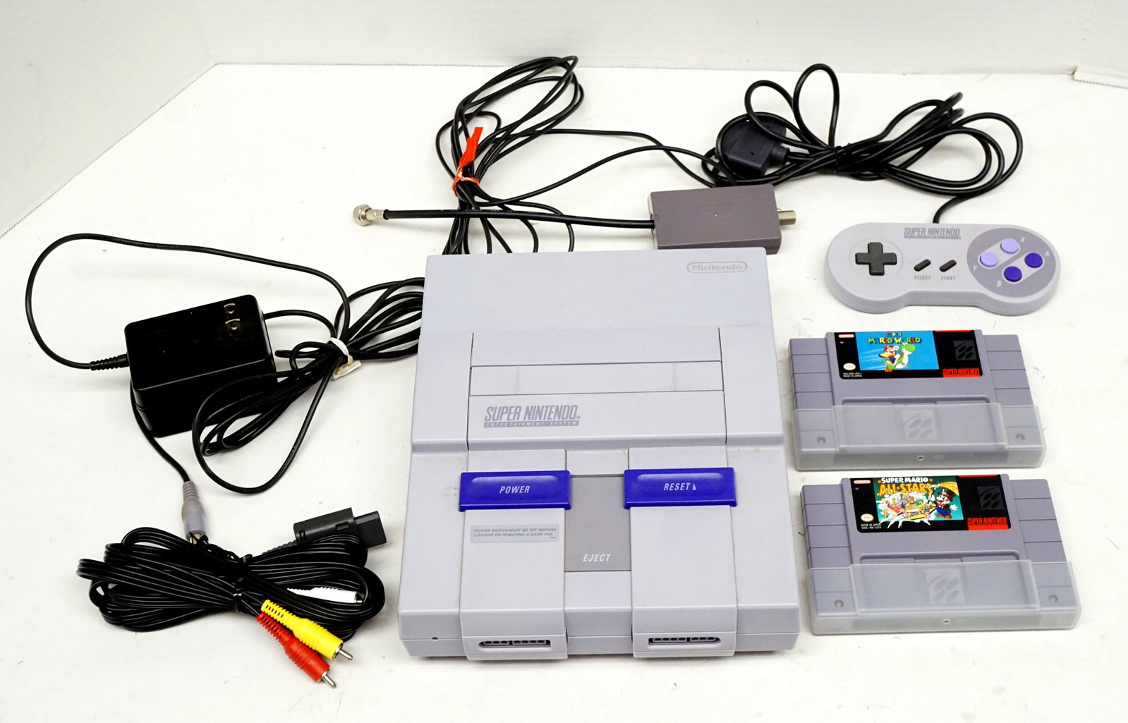 Nintendo - Super Nintendo with games: Nintendo Super Nintendo et jeux Système complet avec une manette, tous les fils nécessaire avec son bloc d'alimentation. Inclus 2 jeux Super Mario all-Stars et Super Mario World . Non
