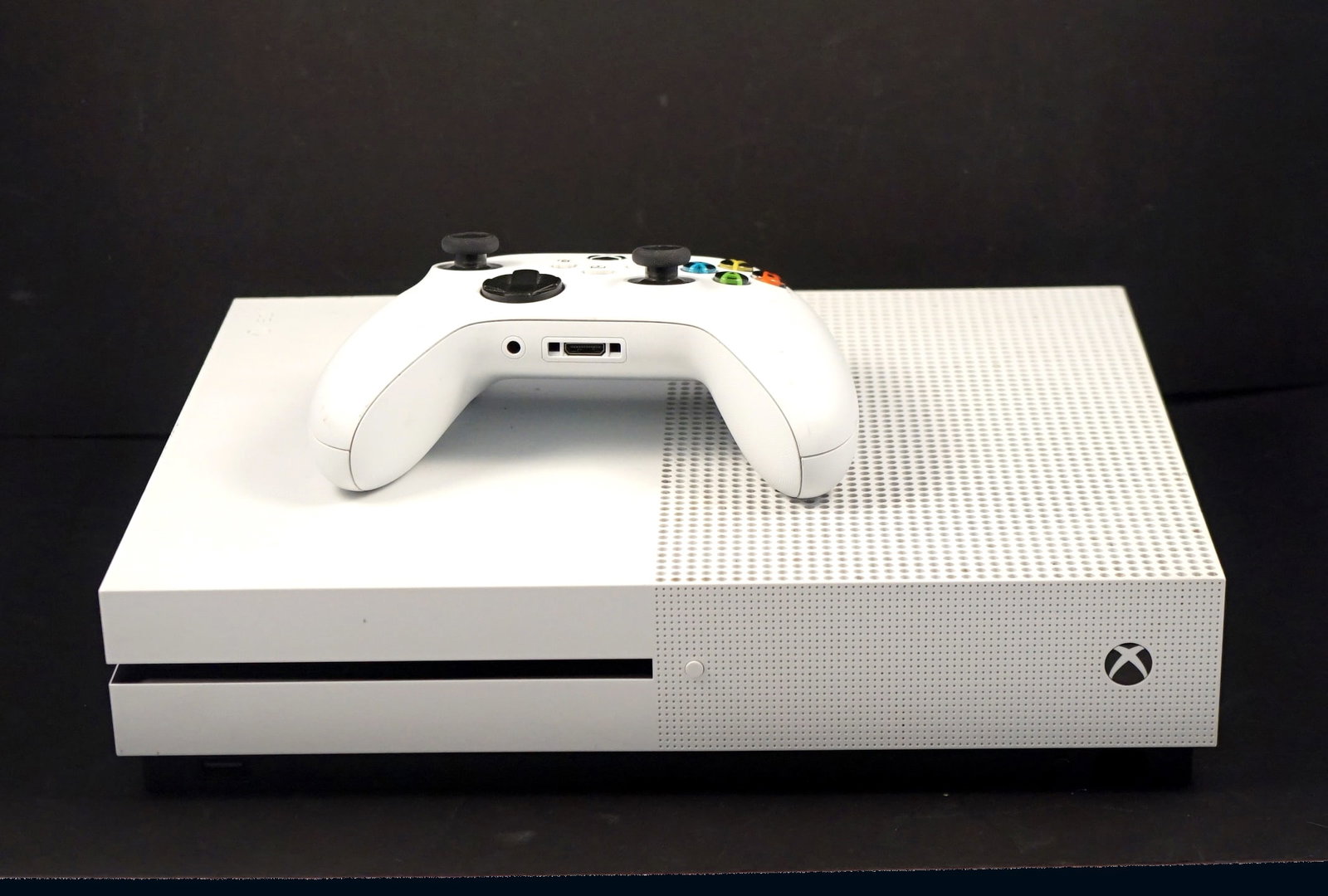 Microsoft - Xbox one S: Microsoft Xbox one S Modele 1681 avec une manette. Non testé Rapport de condition: non testé et capacité du disque dur inconnu. ------------- Microsoft Xbox one S Model 1681 with one