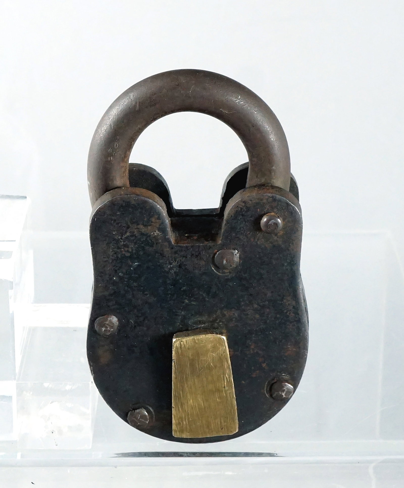 Antique padlock made of solid iron: Cadenas ancien en fer massif Cadenas ancien en fer massif avec fermoire laiton ------------- Antique padlock made of solid iron