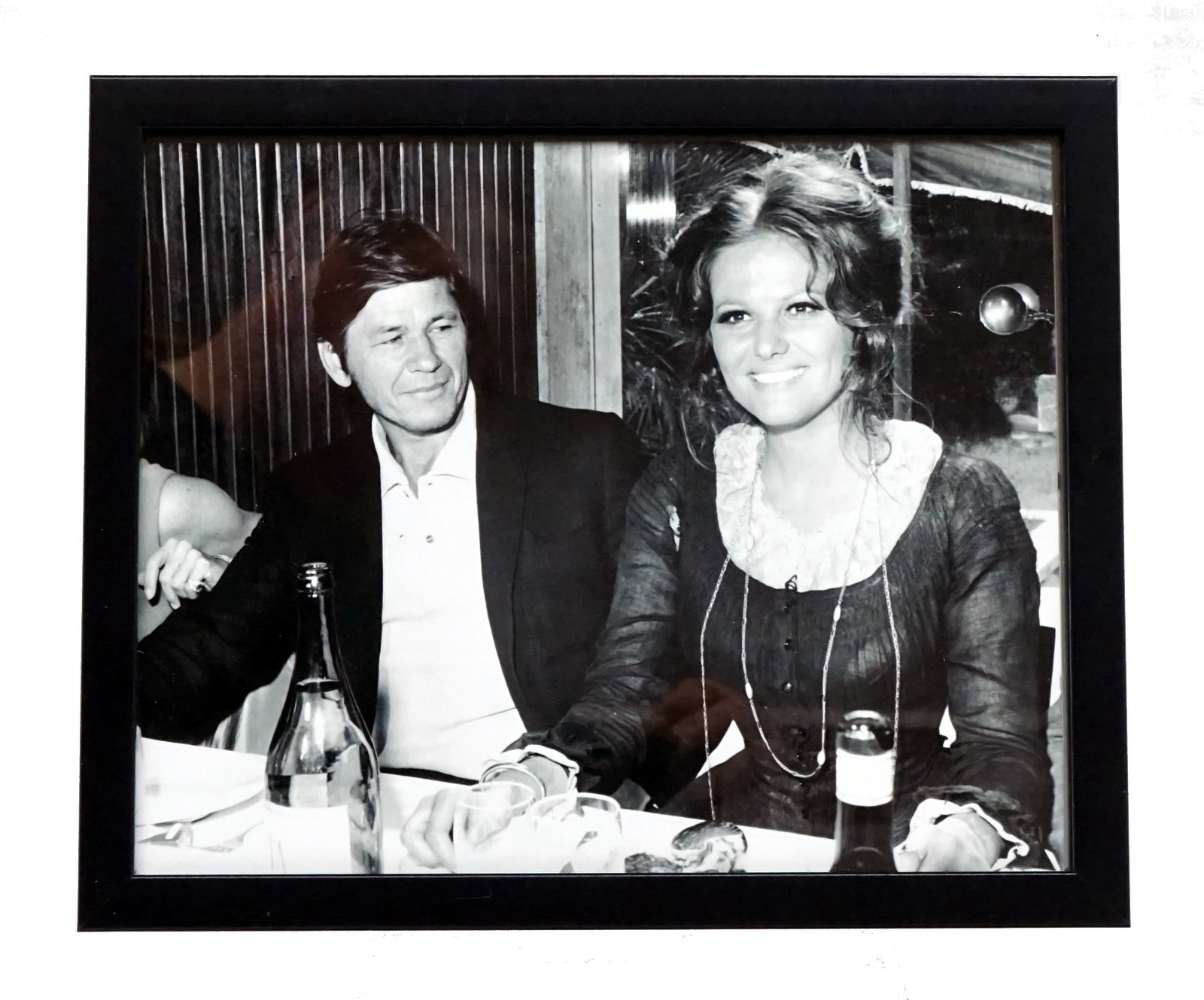 Charles Bronson & Claudia Cardinal - framed photos: Charles Bronson & Claudia Cardinal Photo encadrée Mesure 9 X 11 pouces Rapport de condition: Bonne condition ------------- Charles Bronson & Claudia Cardinal framed photos Measures 9 x 11 inches