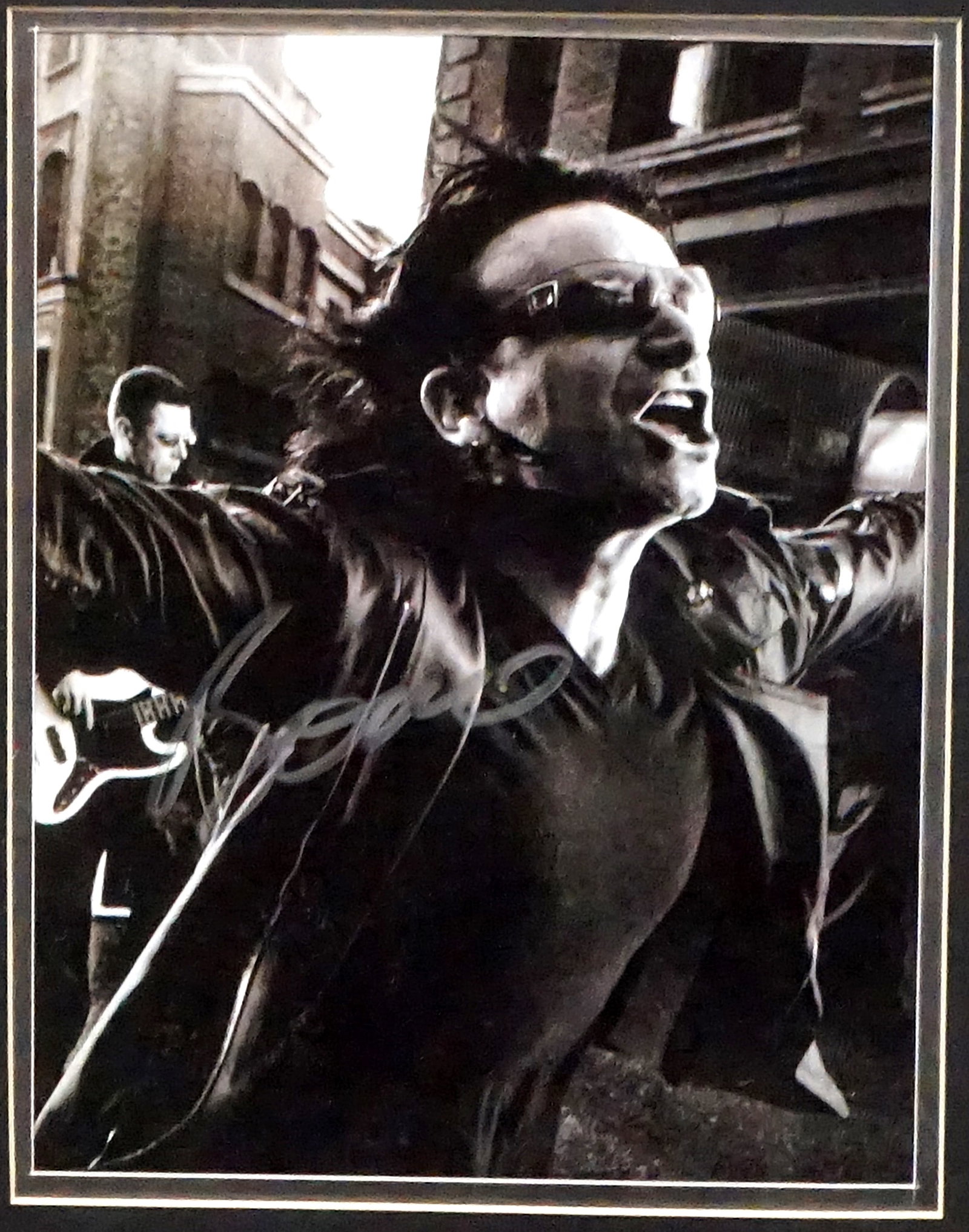 U-2 - Frame and photo autographed by Bono - 2