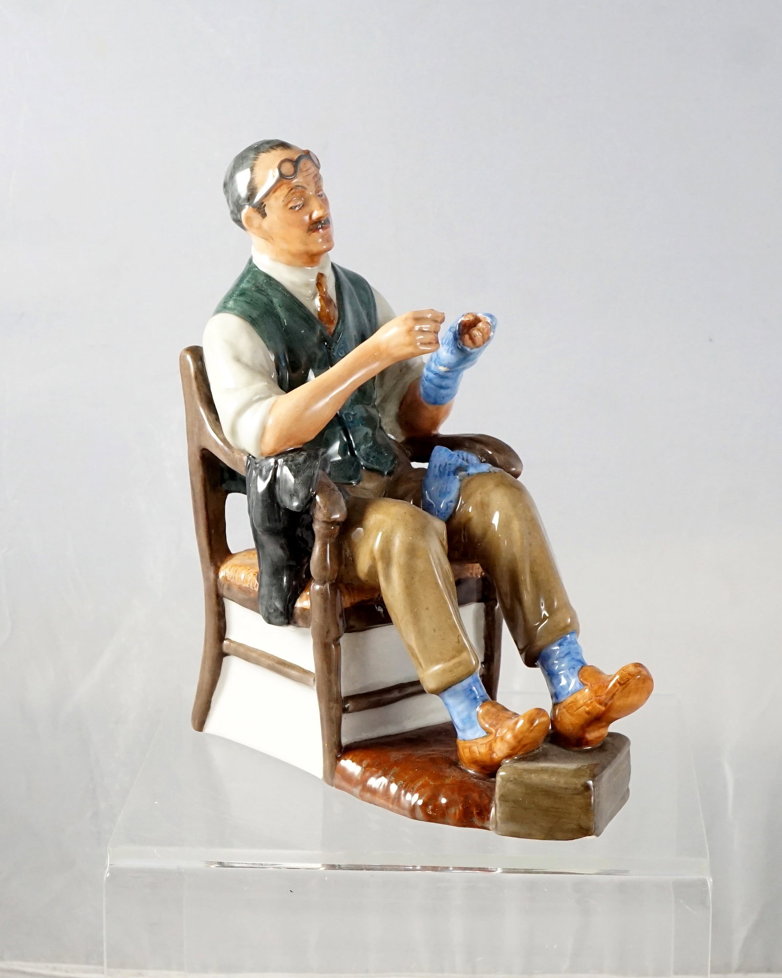 Royal Doulton - HN-2319 Royal Doulton (1 of 5)