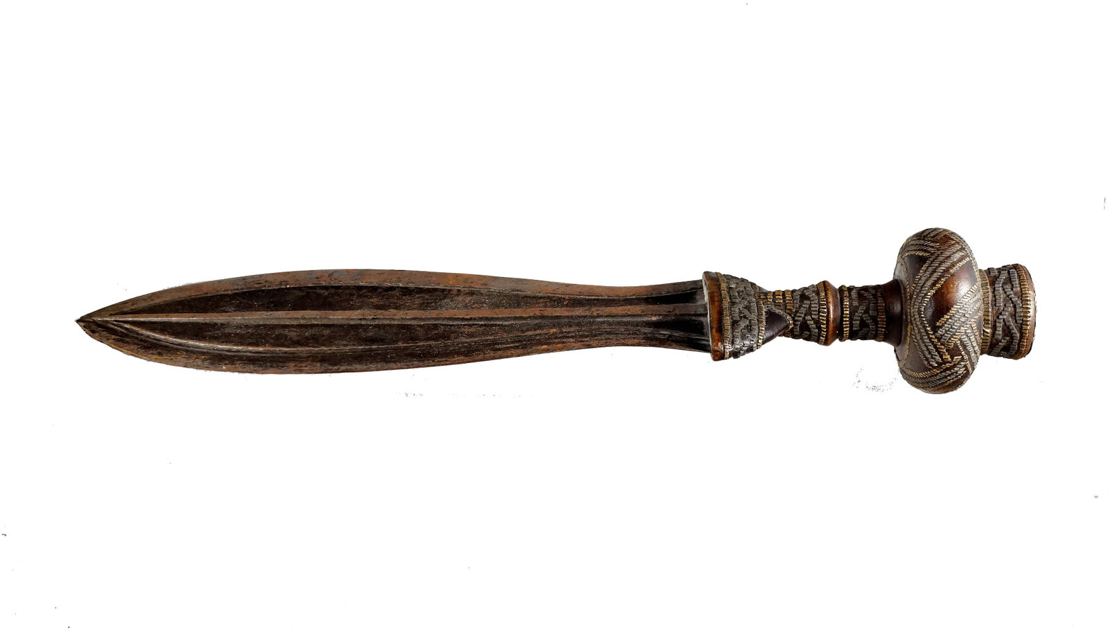 Antique Congolese dagger KUGA IKUL: Ancien poignard Congolais KUGA IKUL Art tribal Arique centrale lame en acier décoration de fil Dimension: 15" x 4" 38 x 10 cm ------------- Antique Congolese dagger KUGA IKUL Tribal art Arique ce