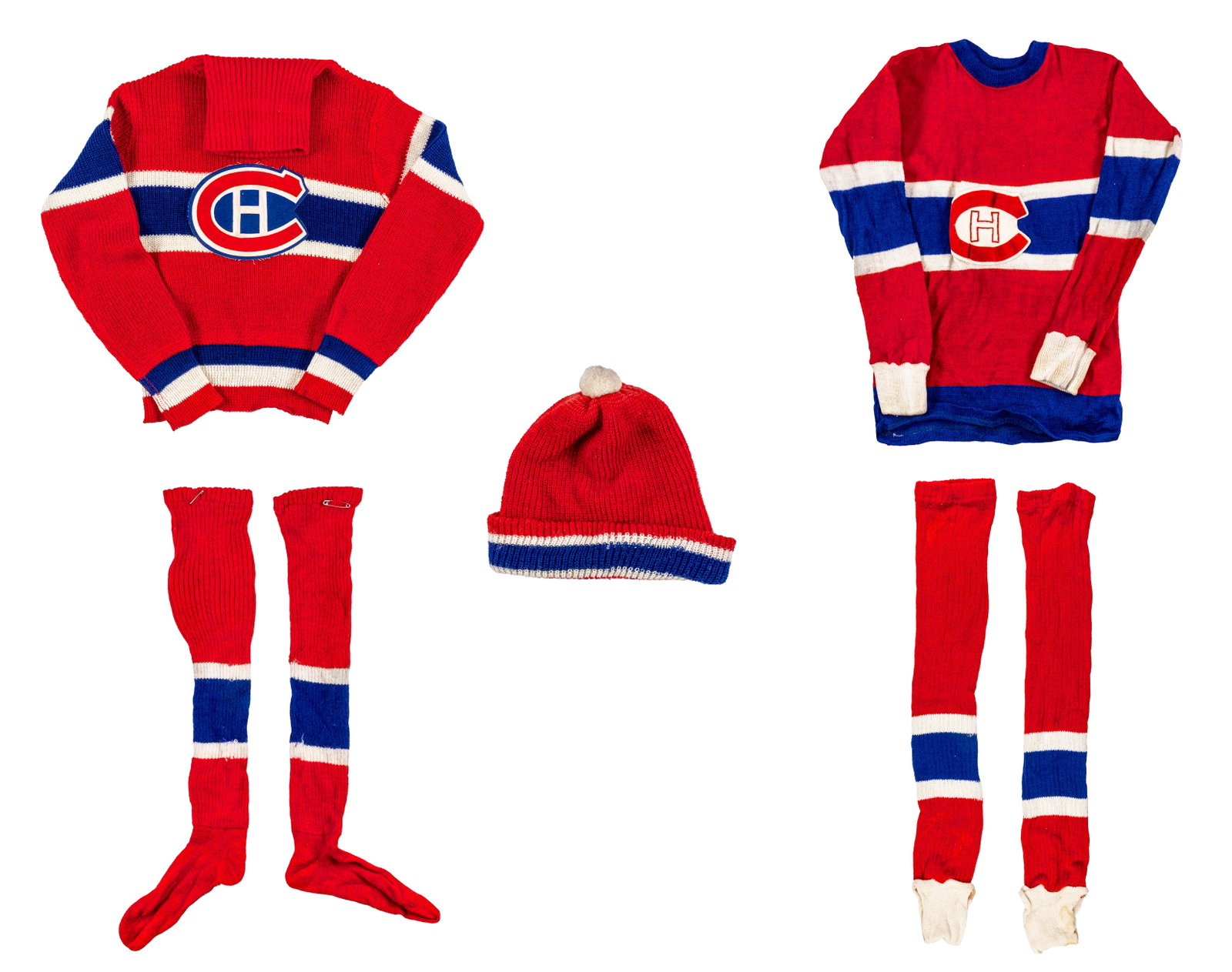2 vintage Canadiens children's uniforms: 2 uniformes d'enfant des Canadiens vintage Faits de laine inclut #4 Jean Béliveau et #9 Maurice Richard, inclut Chandail bas ou guètres et tuque, dont une est manquante. Dimension: Chandails