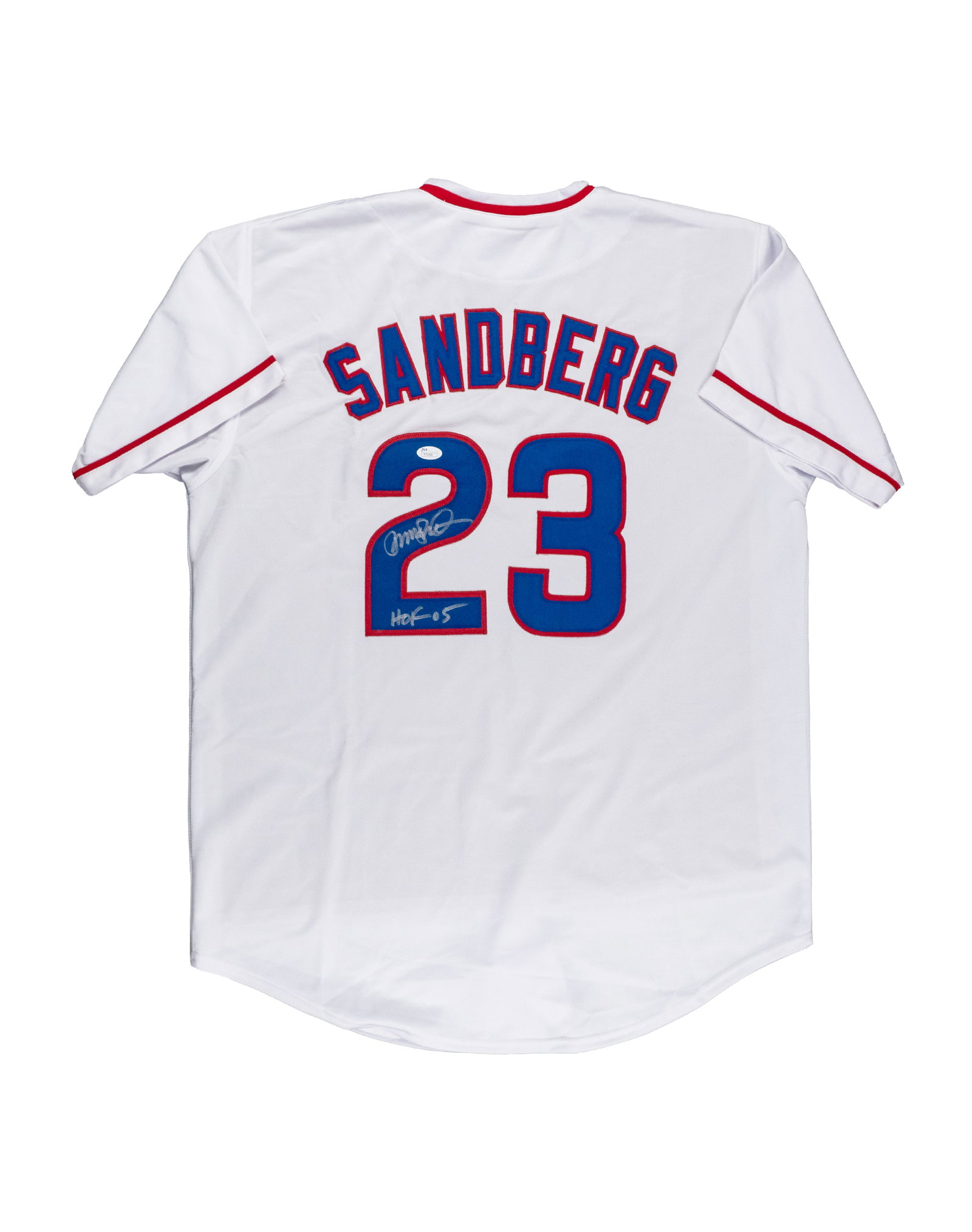 Autographed Ryne Sandberg jersey, Chicago Cubs baseball player - XXe siècle: États-Unis \ USA Maillot dédicacé Ryne Sandberg, Joueur de baseball Cubs Chicago (XXe siècle) Chandail signé à la main par Ryne Sandberg Inclut un hologramme officiel
