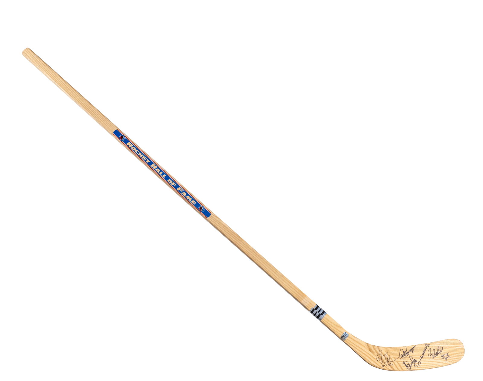 Hockey stick signed by Canadiens players: Baton de Hockey, signé par des joueurs des Canadiens Baton Hockey Hall of Fame portant la signature de 5 joueurs des Canadiens dont Guy Carbonneau, hologramme de Signature Pro dont le