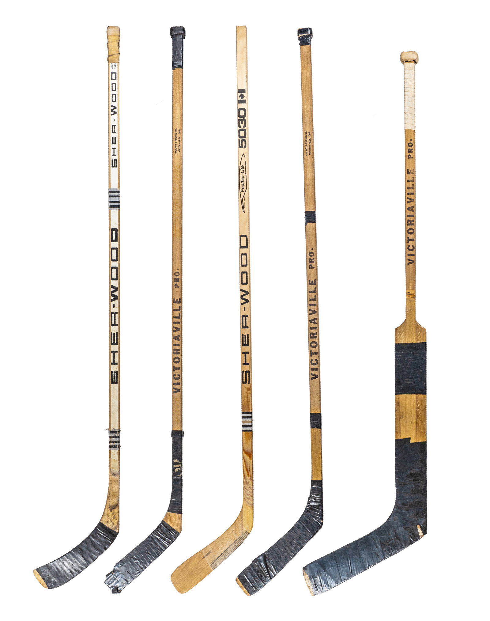 Victoriaville, Sher-Wood, - Set of vintage hockey sticks: Victoriaville, Sher-Wood, Lot de batons de hockey vintage Inclut Victoriaville Pro de gardien de but, Sher-Wood P.M.P. 5073 Constantin, Victoriaville Pro Le palais des sports Nolet, Victoriaville Pro