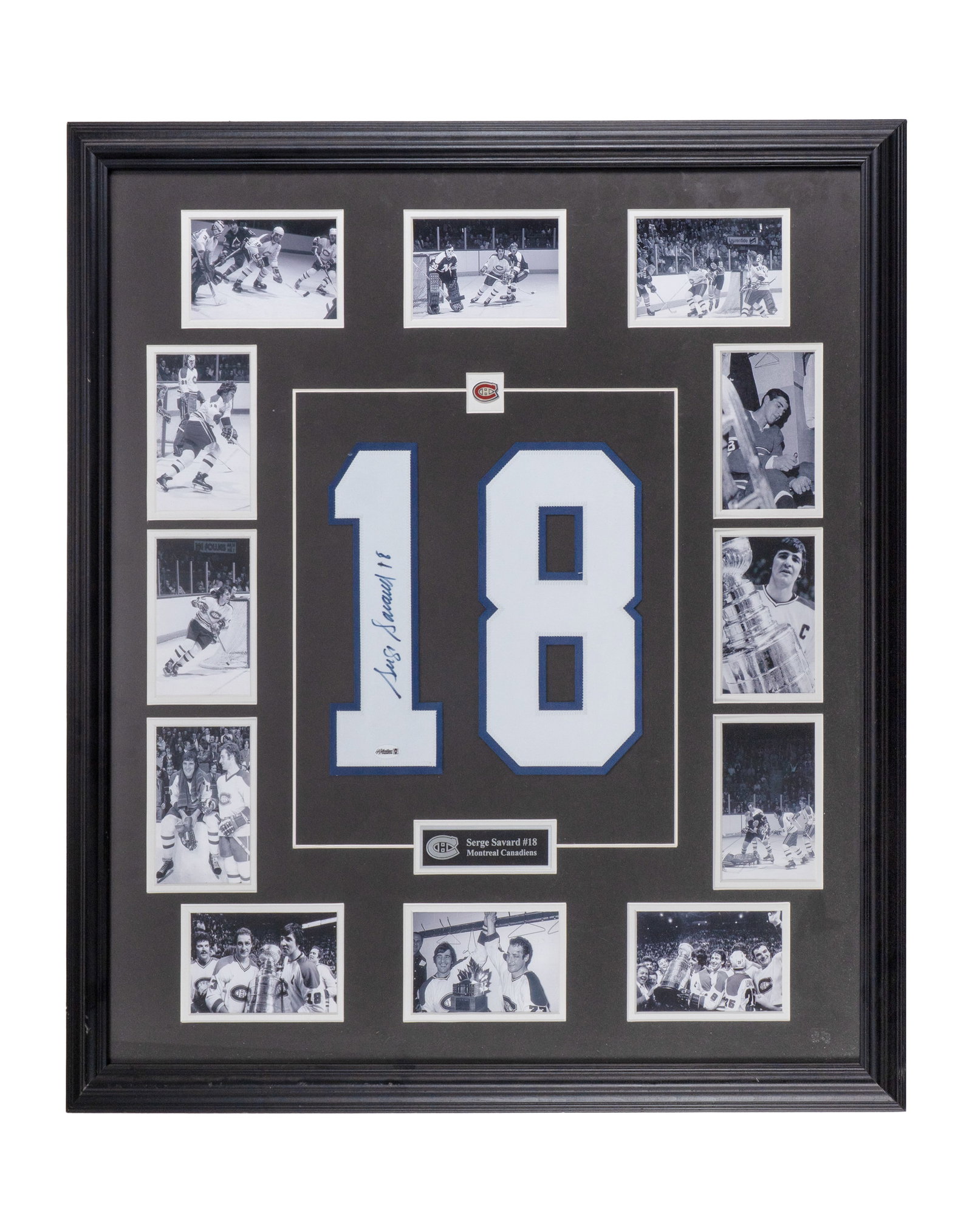 Serge Savard frame, signed: Montage Serge Savard signé Montage Serge Savard signé. Photos, épinglette, pièce de chandail signée, COA Dimension: 32" x 29" 81 x 73.6 cm ------------- Serge Savard frame,