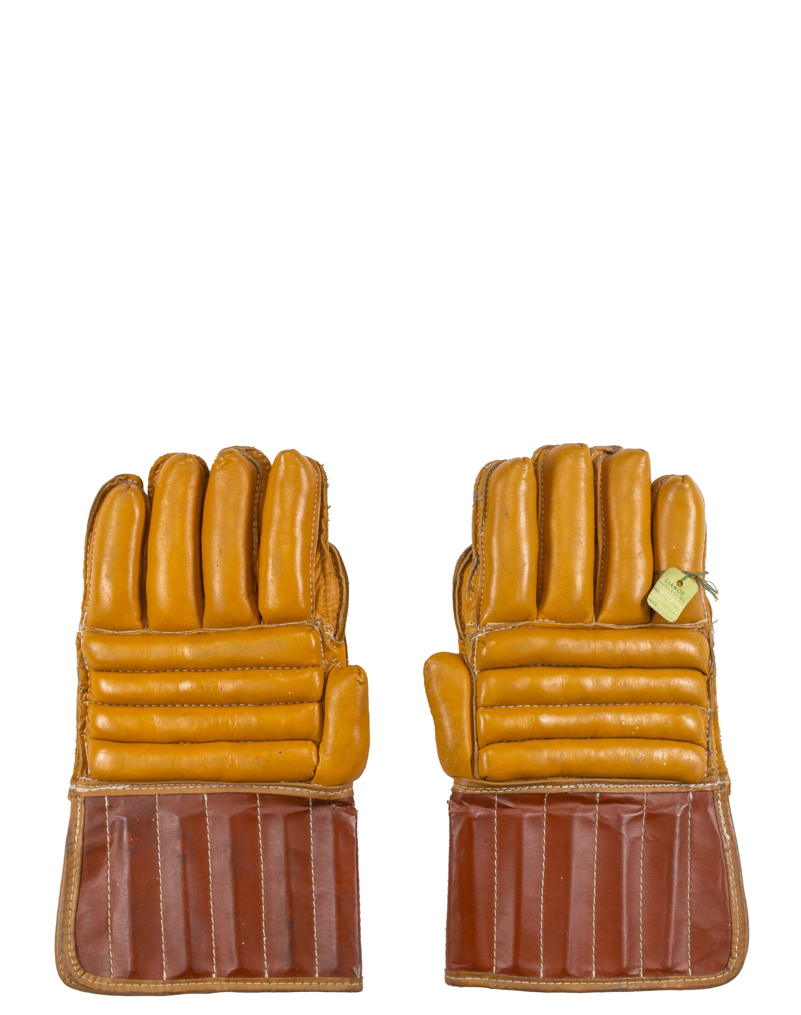 2 Pair of vintage hockey gloves - Mi XXe siècle: 2 Paires de gants de hockey vintage (Mi XXe siècle) Faits de cuir, inclut Spalding 1242 et Reach Varsity 2051 Rapport de condition: Bon état avec traces d'utilisation ------------- 2 Pair