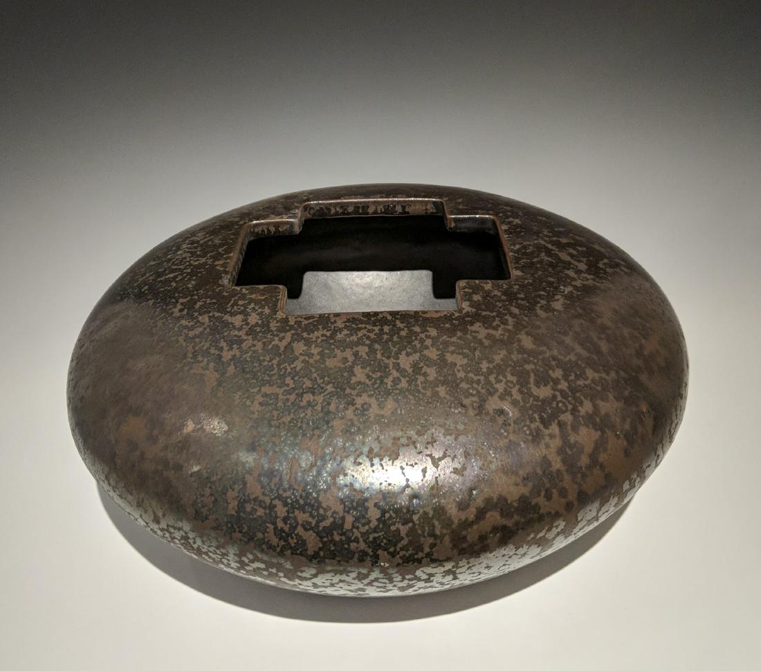 David Shaner - Pillow pot: Lot 95 David Shaner - Pillow pot American (1934-2002) Pillow pot stoneware signed on bottom 7 1/2 x 14 inches Provenance: from the Collection of Arthur & Lillian Weiss, Little Deer Isle, Maine